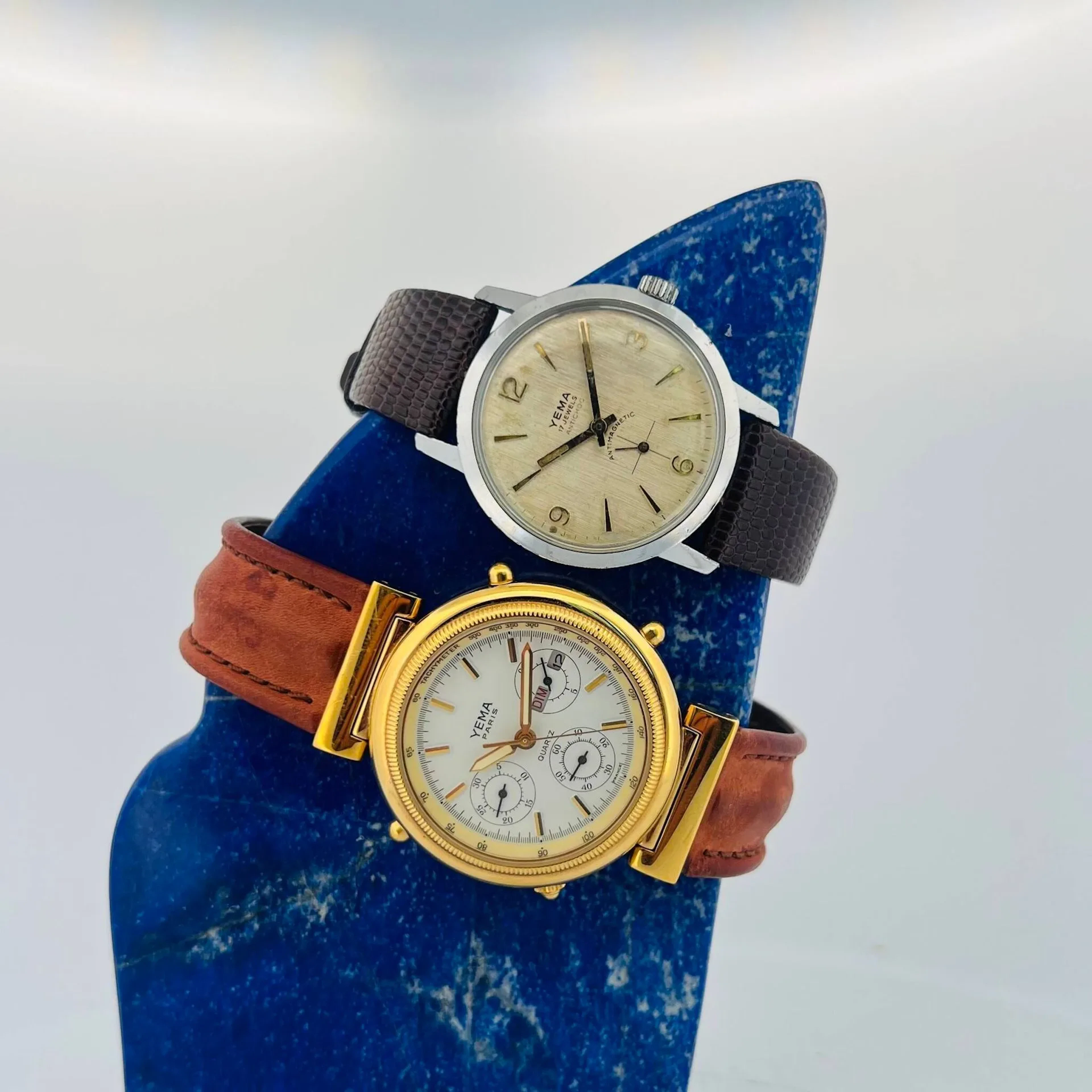 YEMA Lot de deux montres bracelet pour homme boitiers en acier et métal, une mouvement quartz, l'autre mouvement mécanique à remontage manuel. Diam. : 44 mm - 36 mm