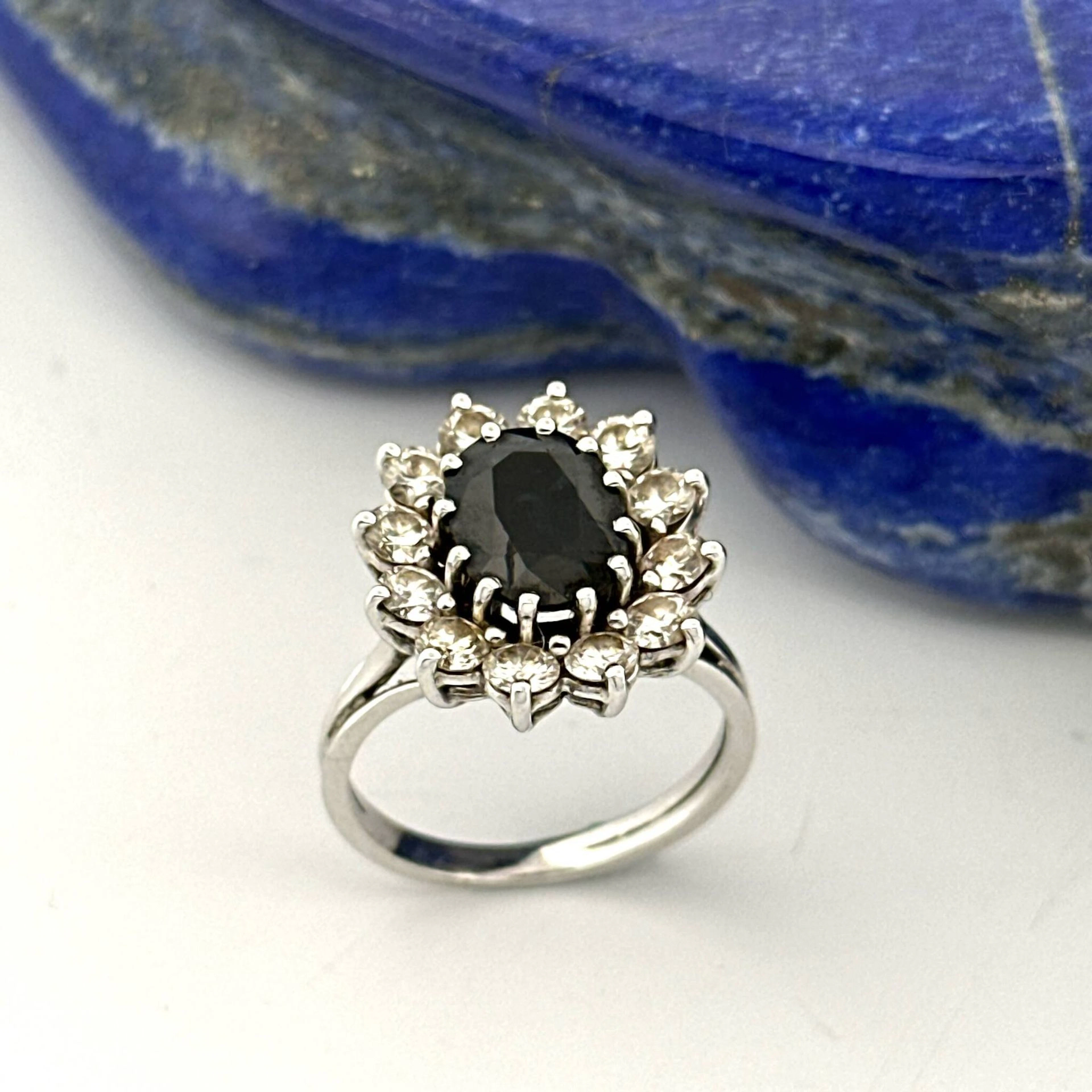 "Daisy" ring in white gold (750) set with a dark oval sapphi - Lot 302