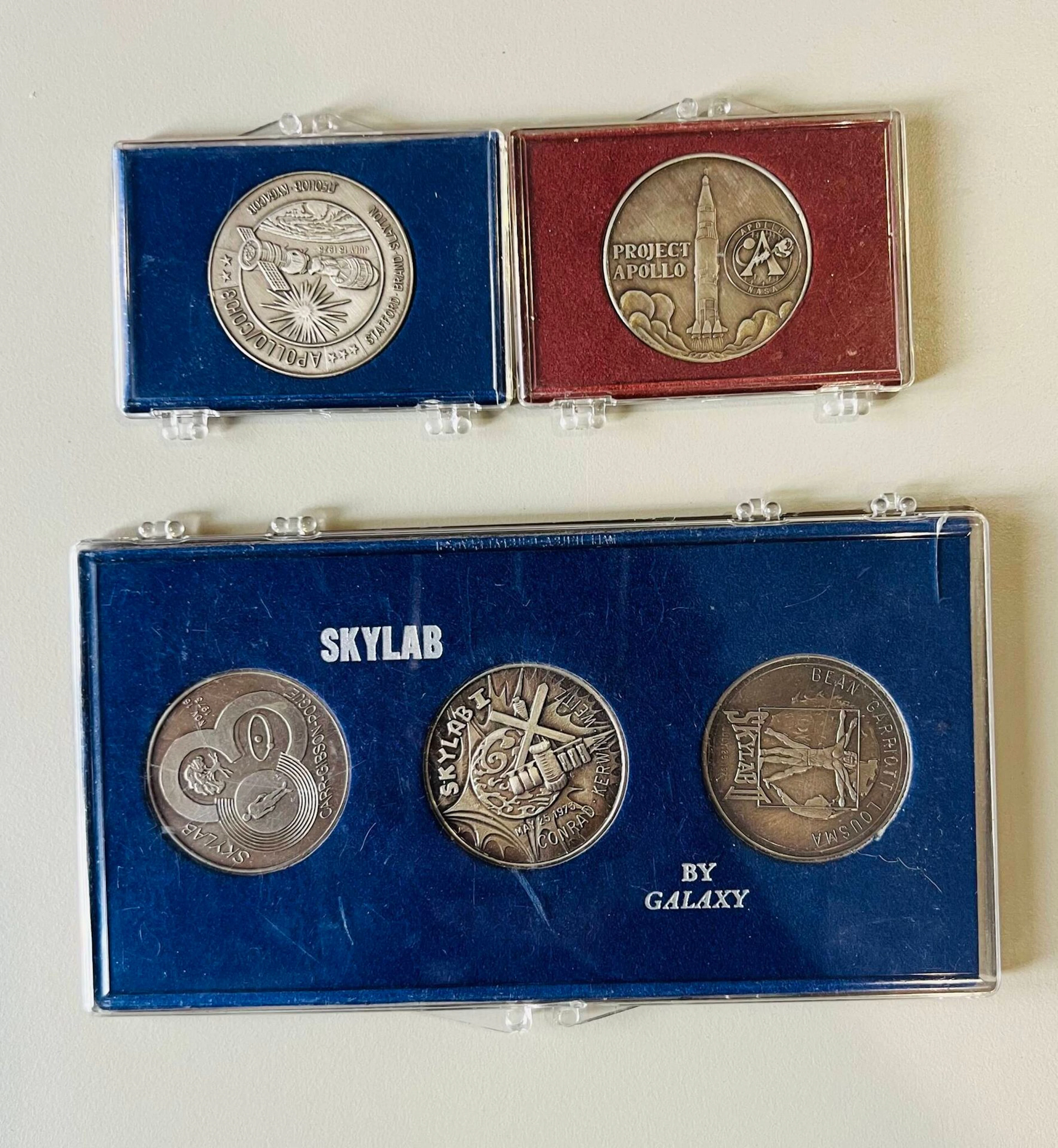 Set of five metal medals: NASA Skylab mission, Apollo 11, an - Lot 28