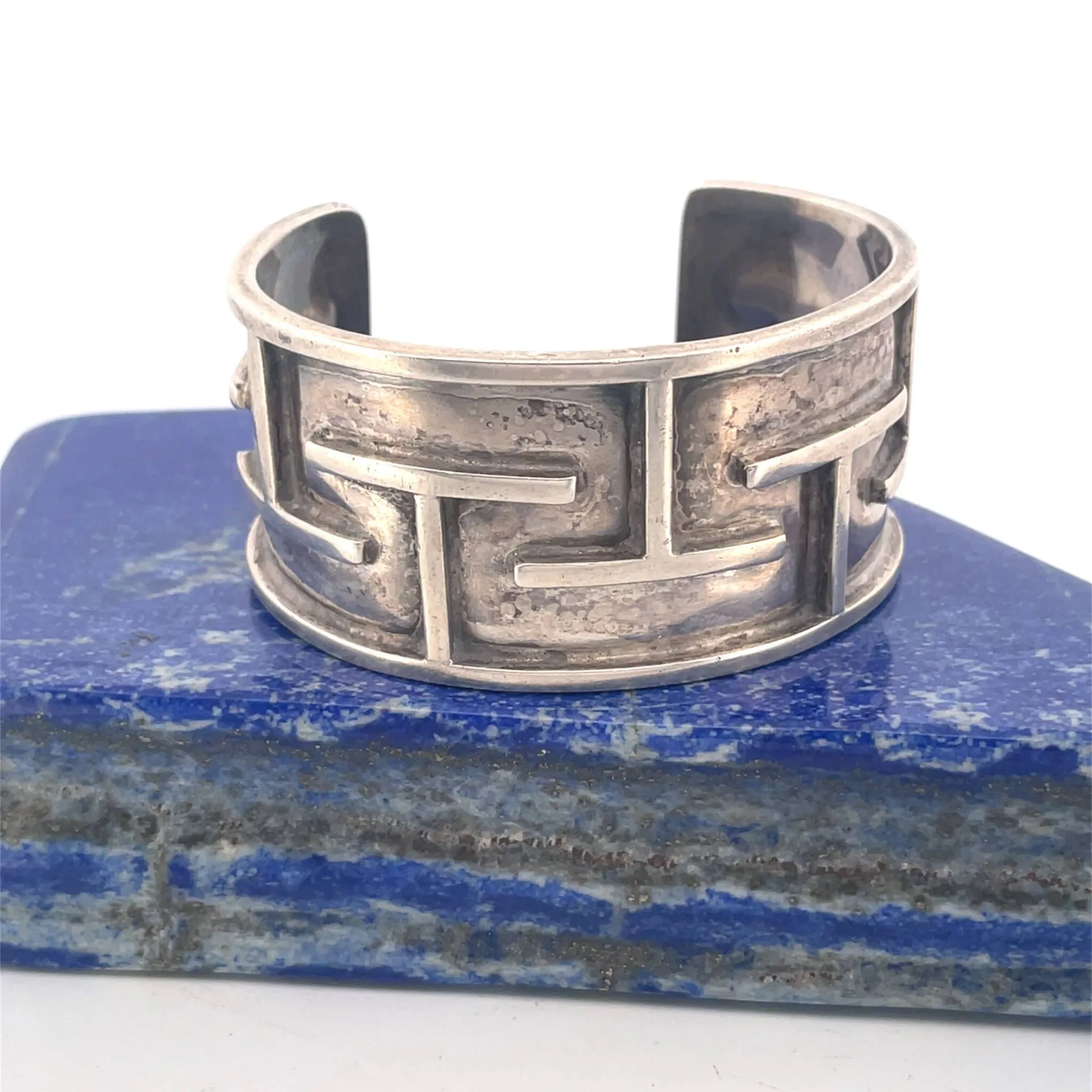 Open, rigid cuff bracelet in sterling silver (925) with a fr - Lot 166