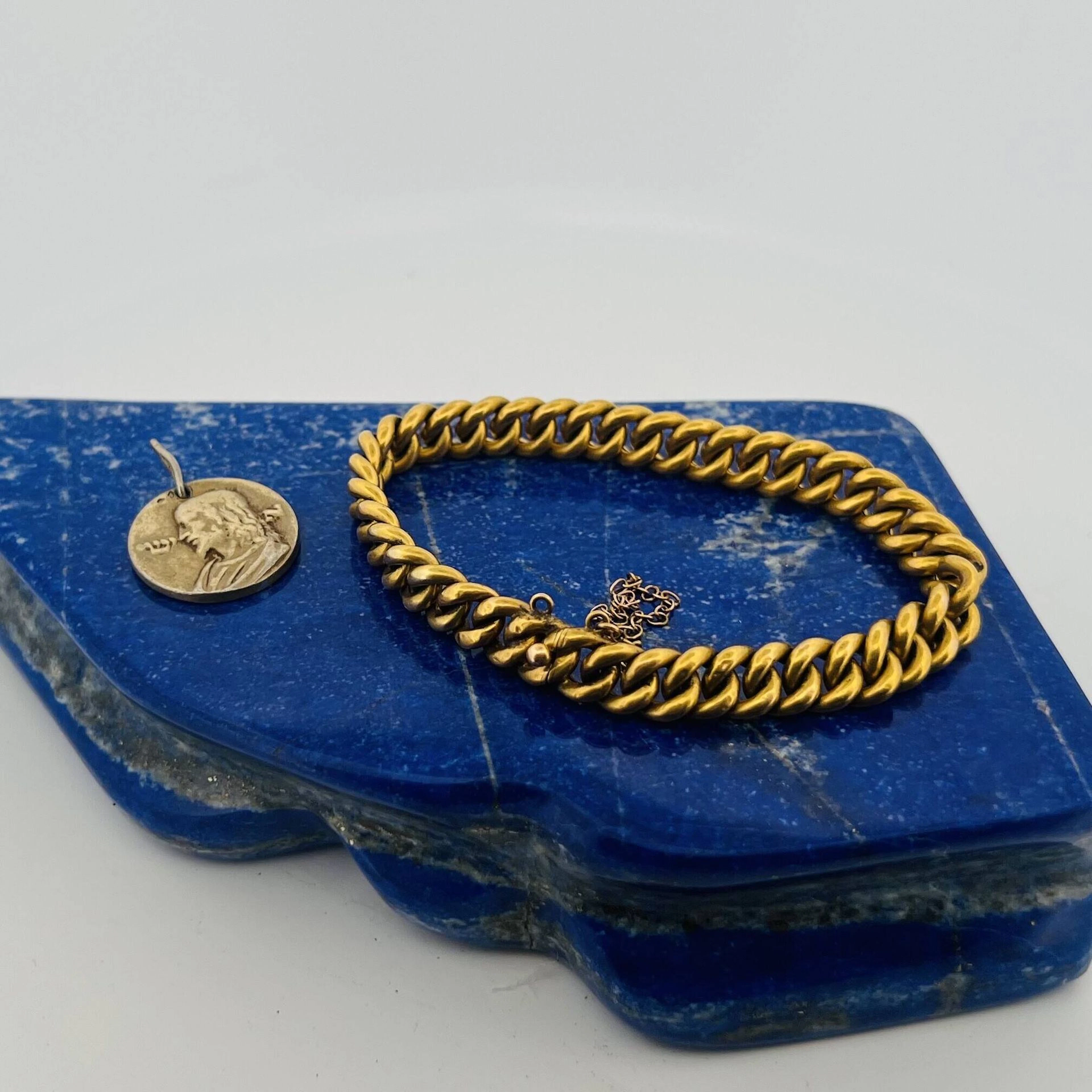 Yellow gold (750) bracelet with a curb chain. Made in France - Lot 188