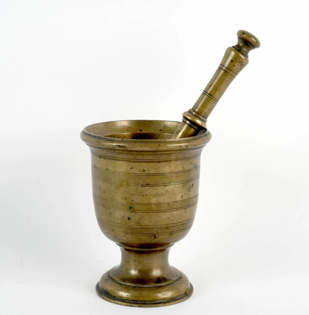 Bronze mortar on a pedestal with its pestle, 18th century. - Lot 275