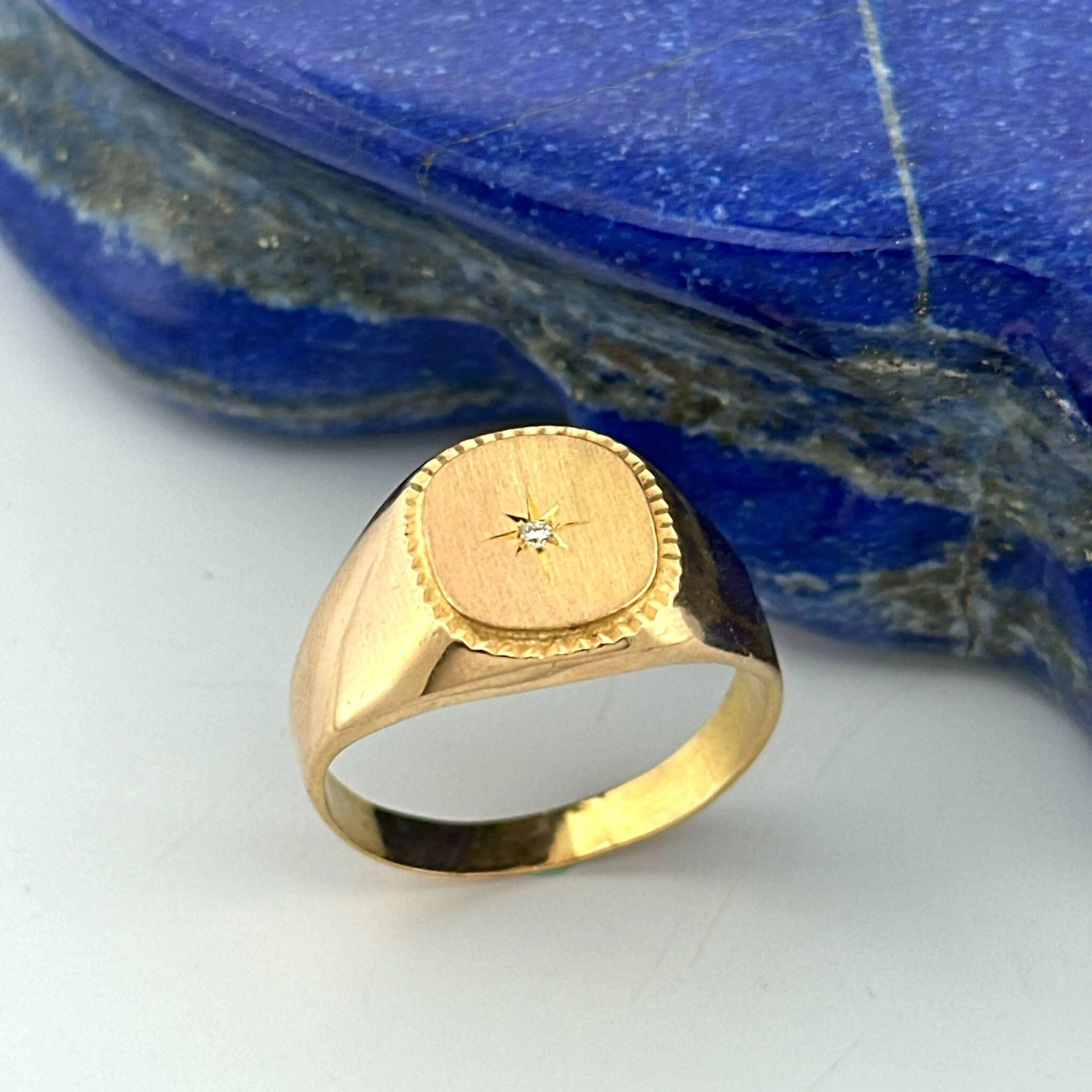 Yellow gold (750) signet ring set with a small brilliant-cut - Lot 274