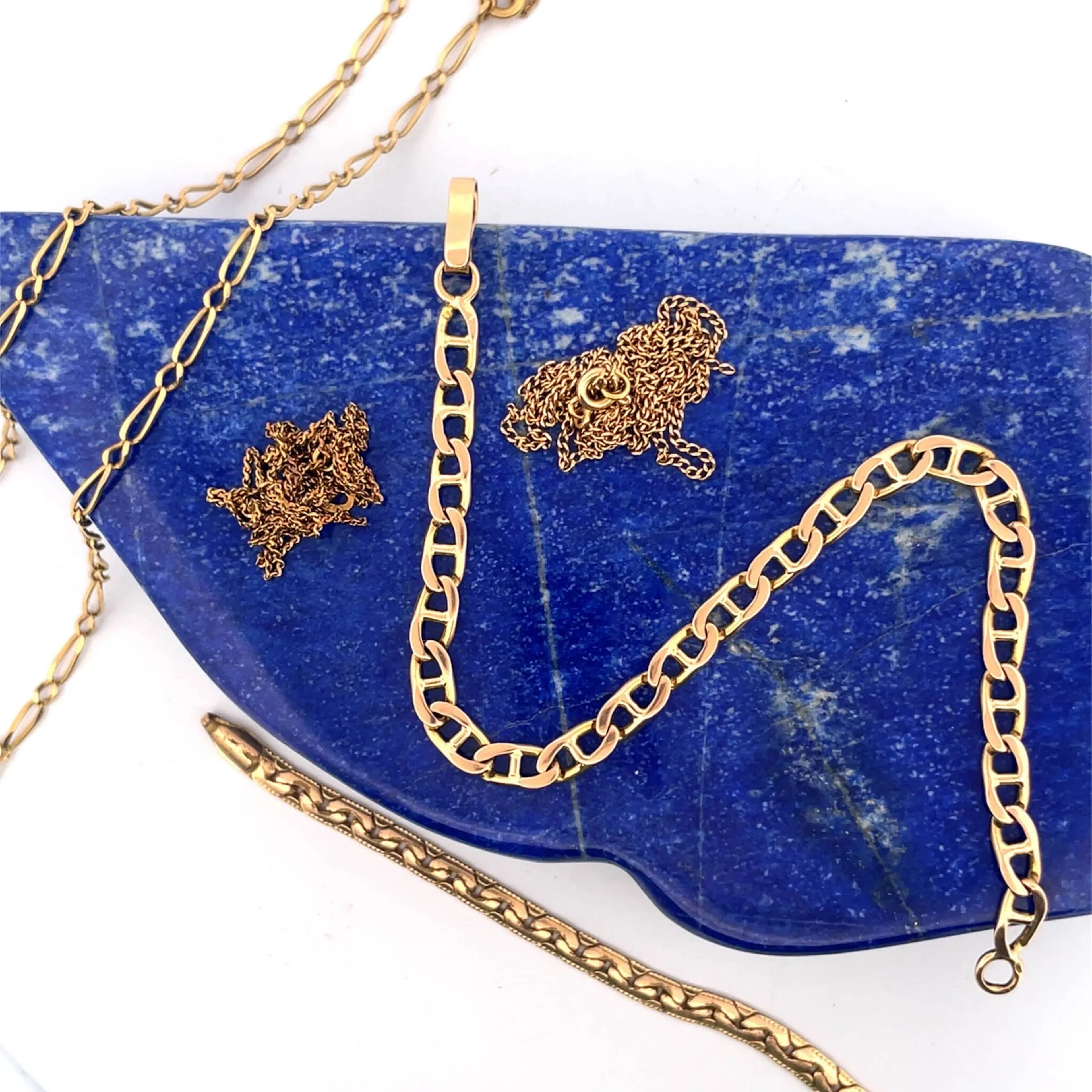 Set in yellow and rose gold (750) consisting of: - Lot 109
