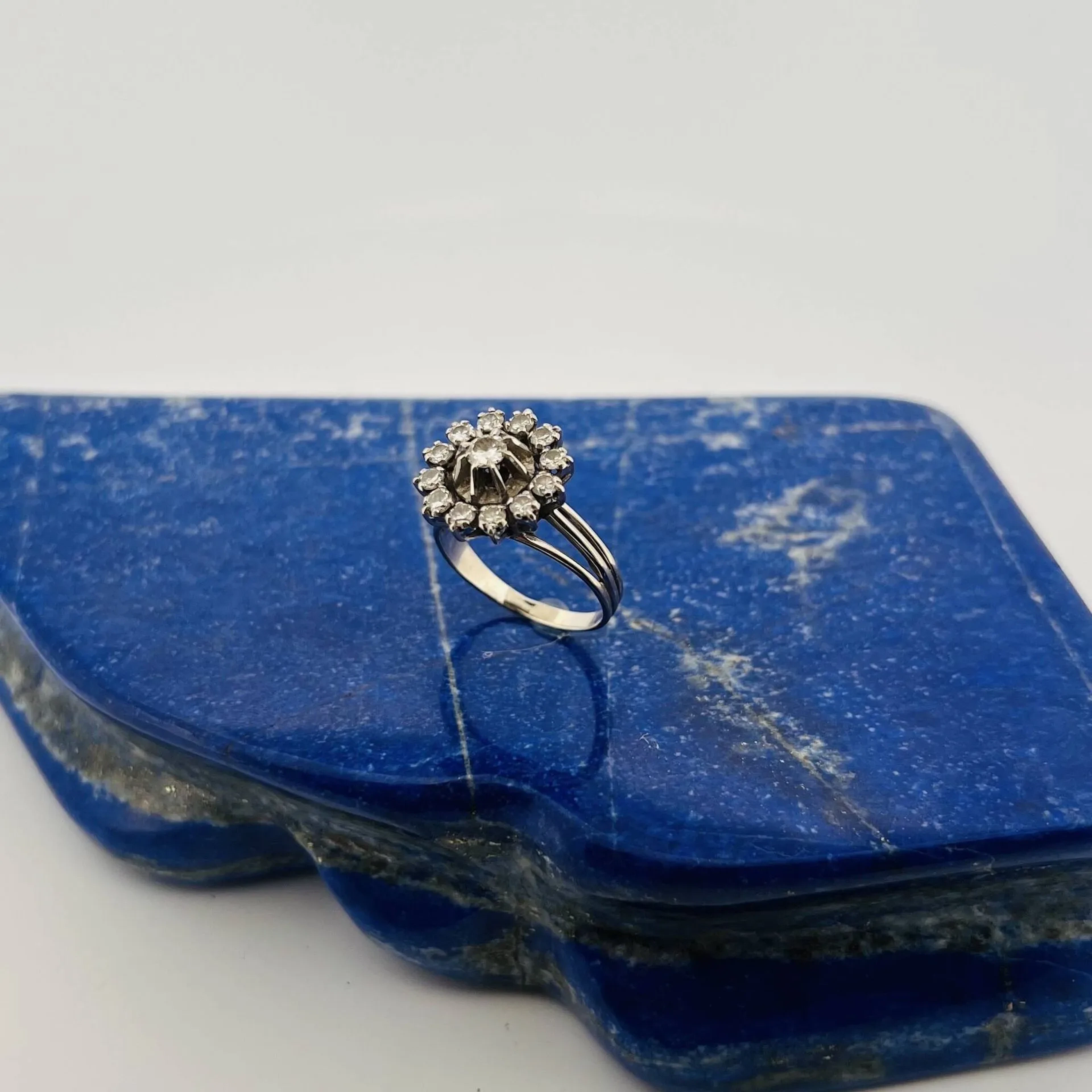 Circular white gold (750) ring set with brilliant-cut diamon - Lot 335