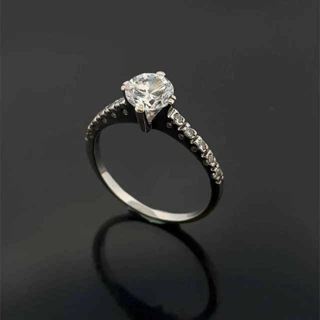 White gold (750) solitaire ring set with white stones, inclu - Lot 269