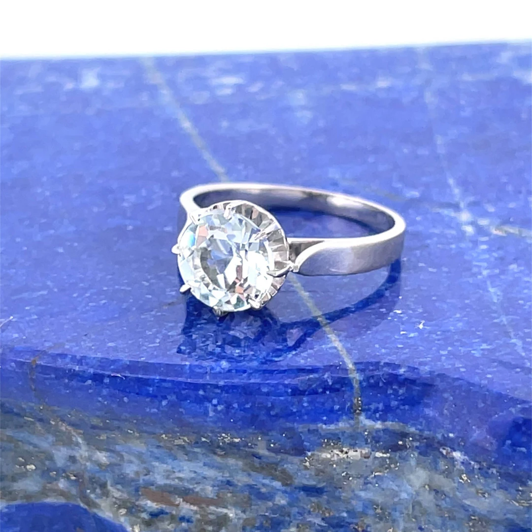 White gold (750) solitaire ring set with a white stone. Eagl - Lot 337