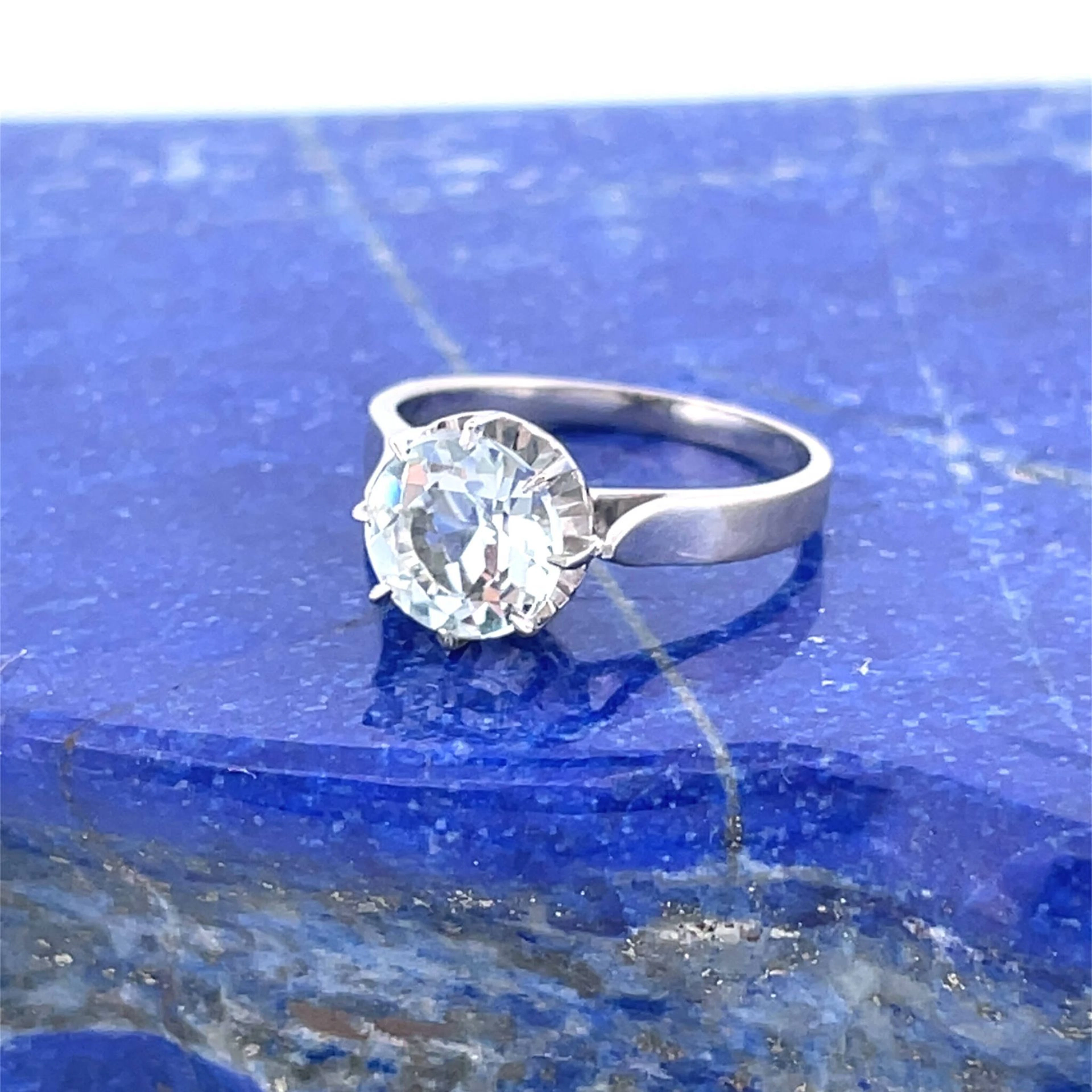 White gold (750) solitaire ring set with a white stone. Eagl - Lot 337