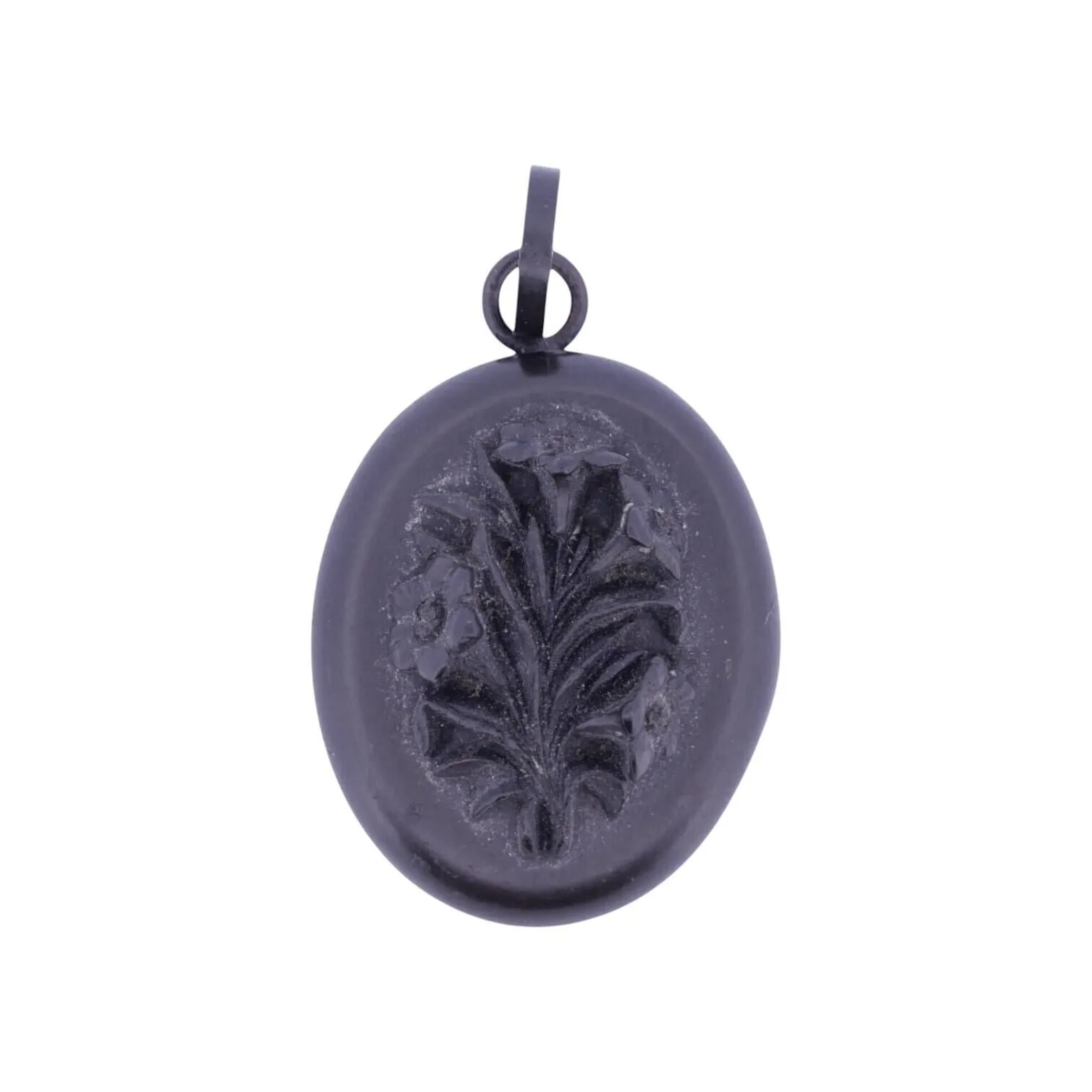 Pendentif secret ovale en gutta-percha noir appliqué d'un bouquet de fleurs. L'intérieur ouvragé et guilloché recelant un compartiment orné d'un fil torsadé en métal. Travail Victorien du XIXe siècle. (micro-rayure d'usage)