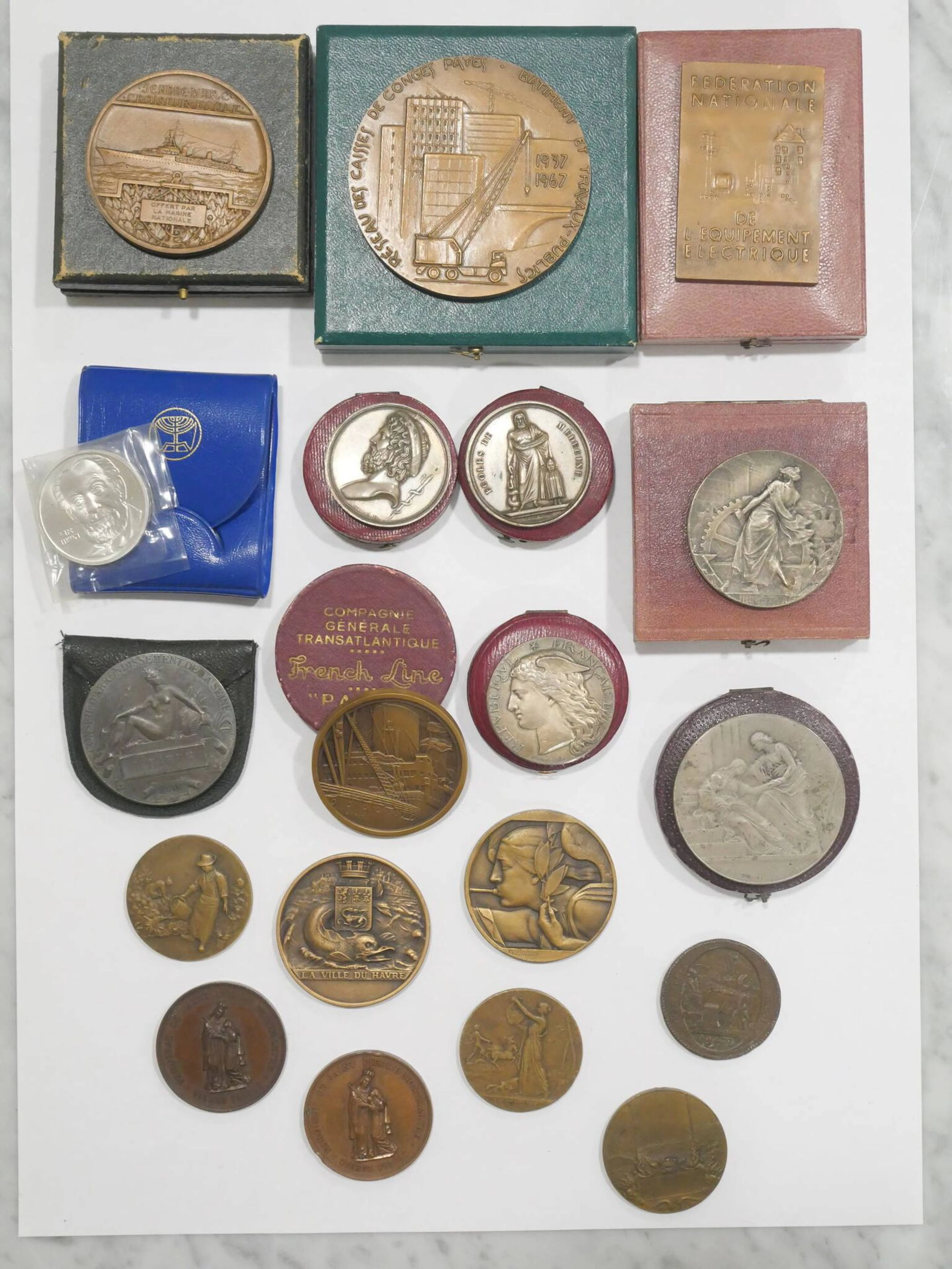 Set of 18 patinated and silver-plated bronze table medals, i - Lot 229