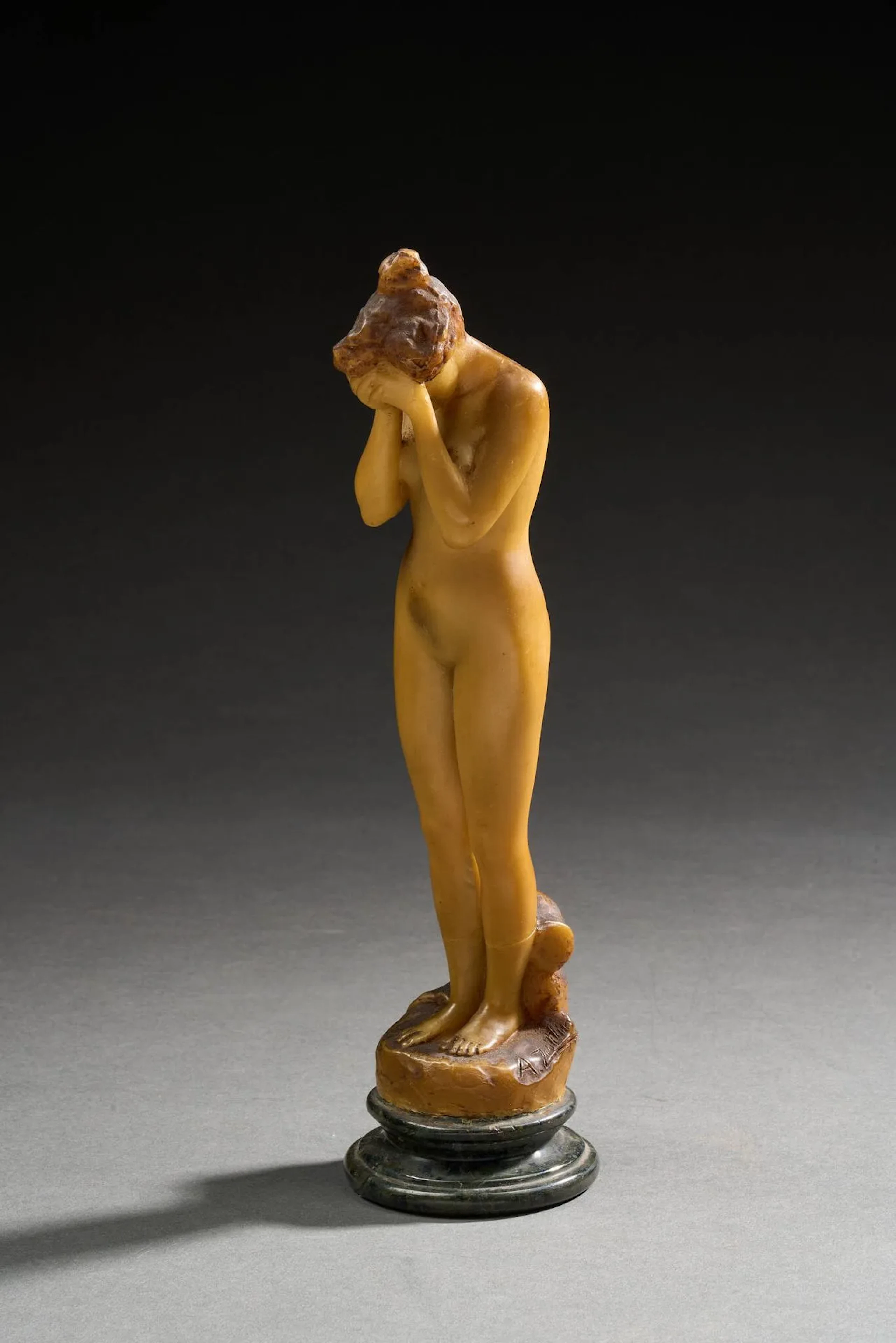 Alexandre ZEITLIN (1872 – 1946) « L’effroi ». Sculpture en cire polychrome sur socle circulaire bagué en marbre vert (petites restaurations). Signée. Haut. 25 cm