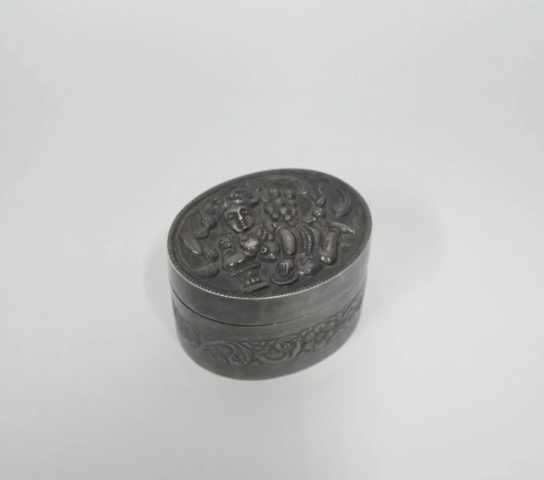 Small silver box with repoussé decoration of a divinity on t - Lot 3