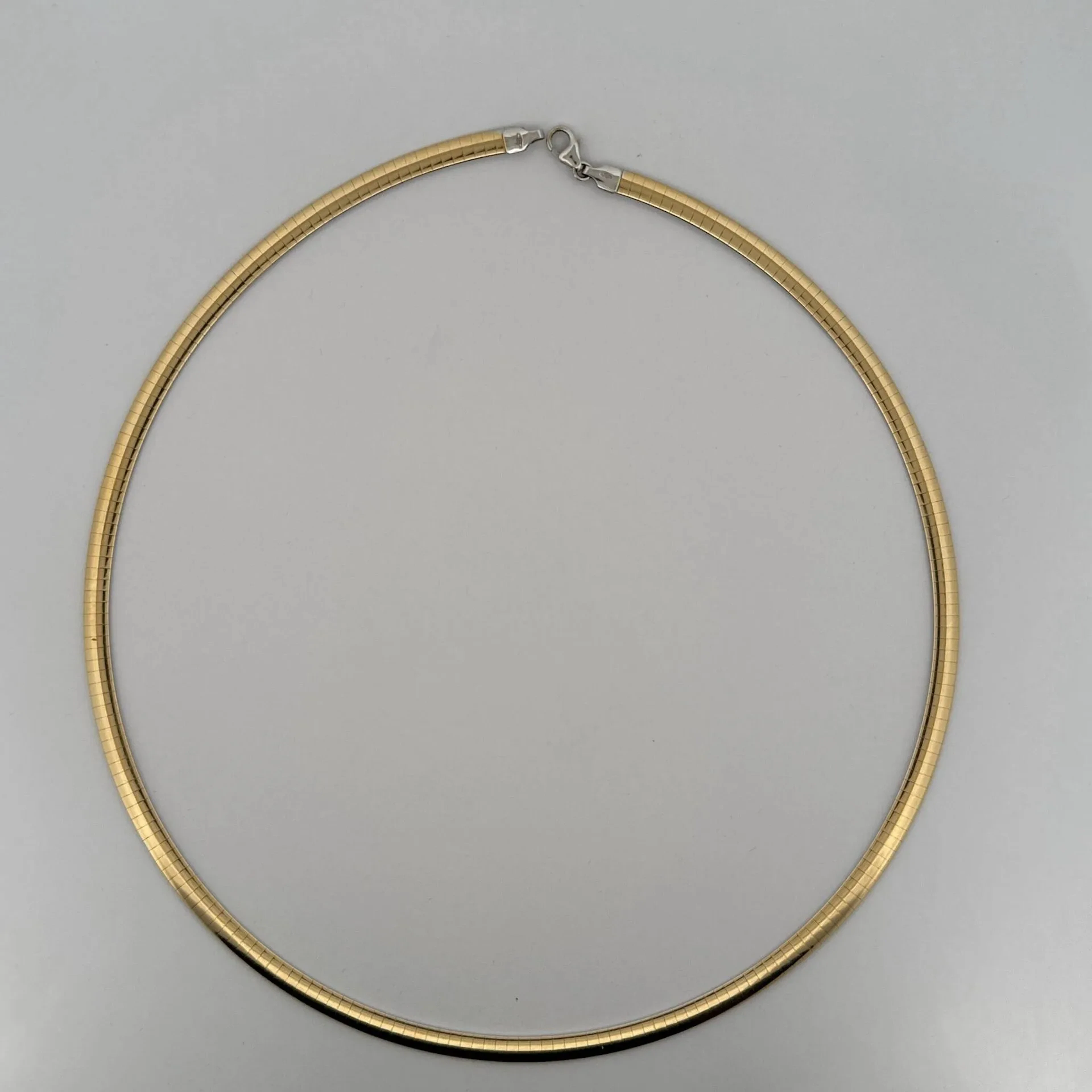A choker necklace made of white gold (750) on one side and y - Lot 121