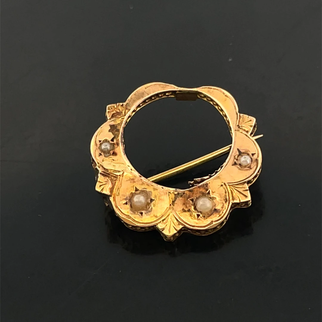 Small, multi-lobed brooch in yellow gold (750) adorned with - Lot 118