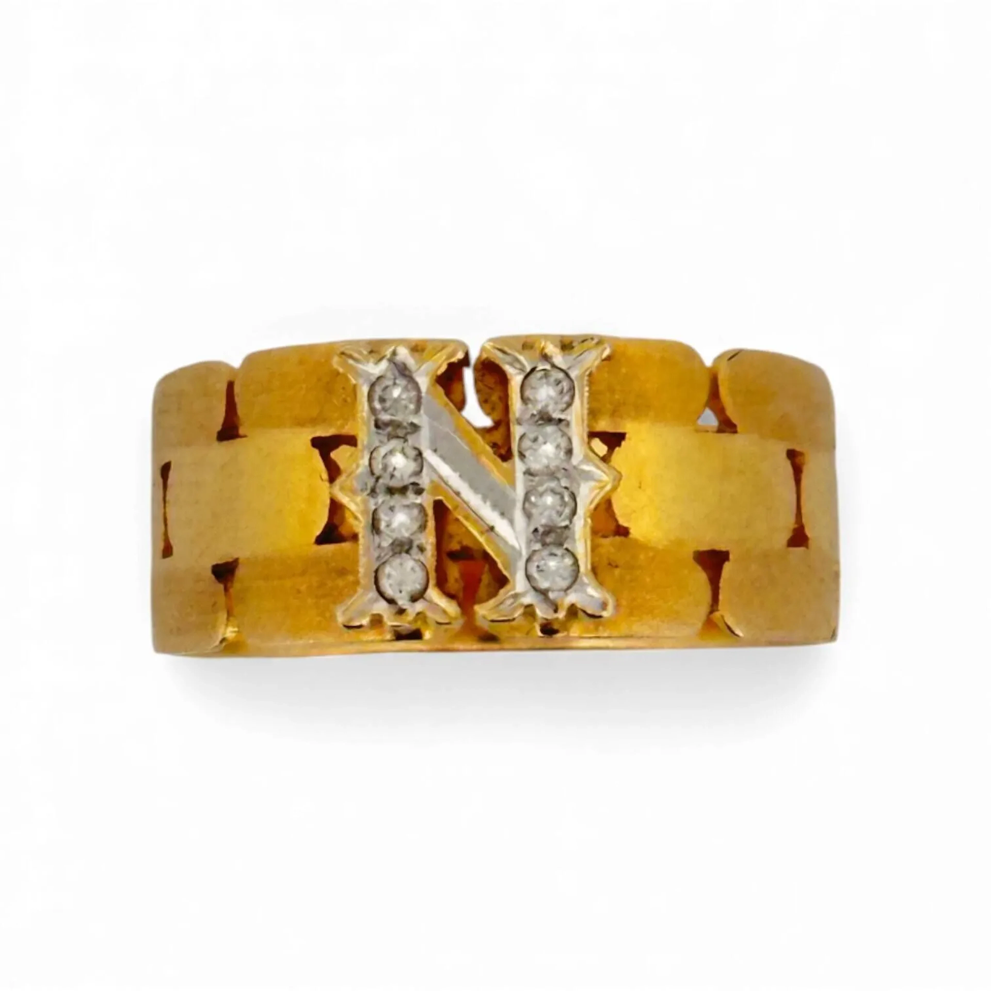 Large alliance en or jaune 18K (750) simulant des maillons, appliquée d'un 'N' serti de petits diamants. Tour de doigt : 51 - Poids brut : 3.57 g.