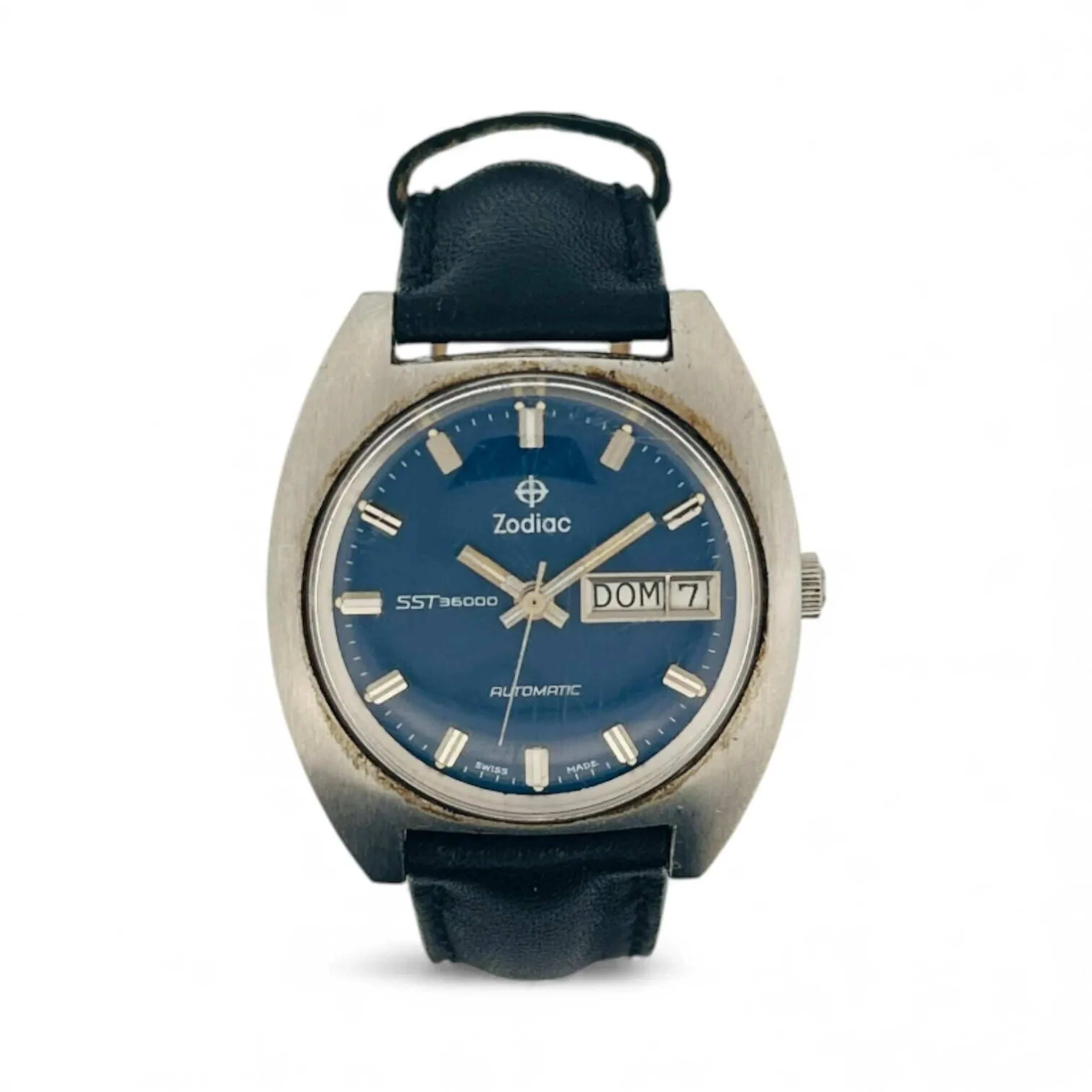 ZODIAC Montre bracelet d'homme en acier modèle SST 36000 à cadran à fond bleu et index appliqués pour les heures, guichet dateur à 3 heures. Mouvement automatique. Bracelet en cuir noir. Plastique protecteur rayé.