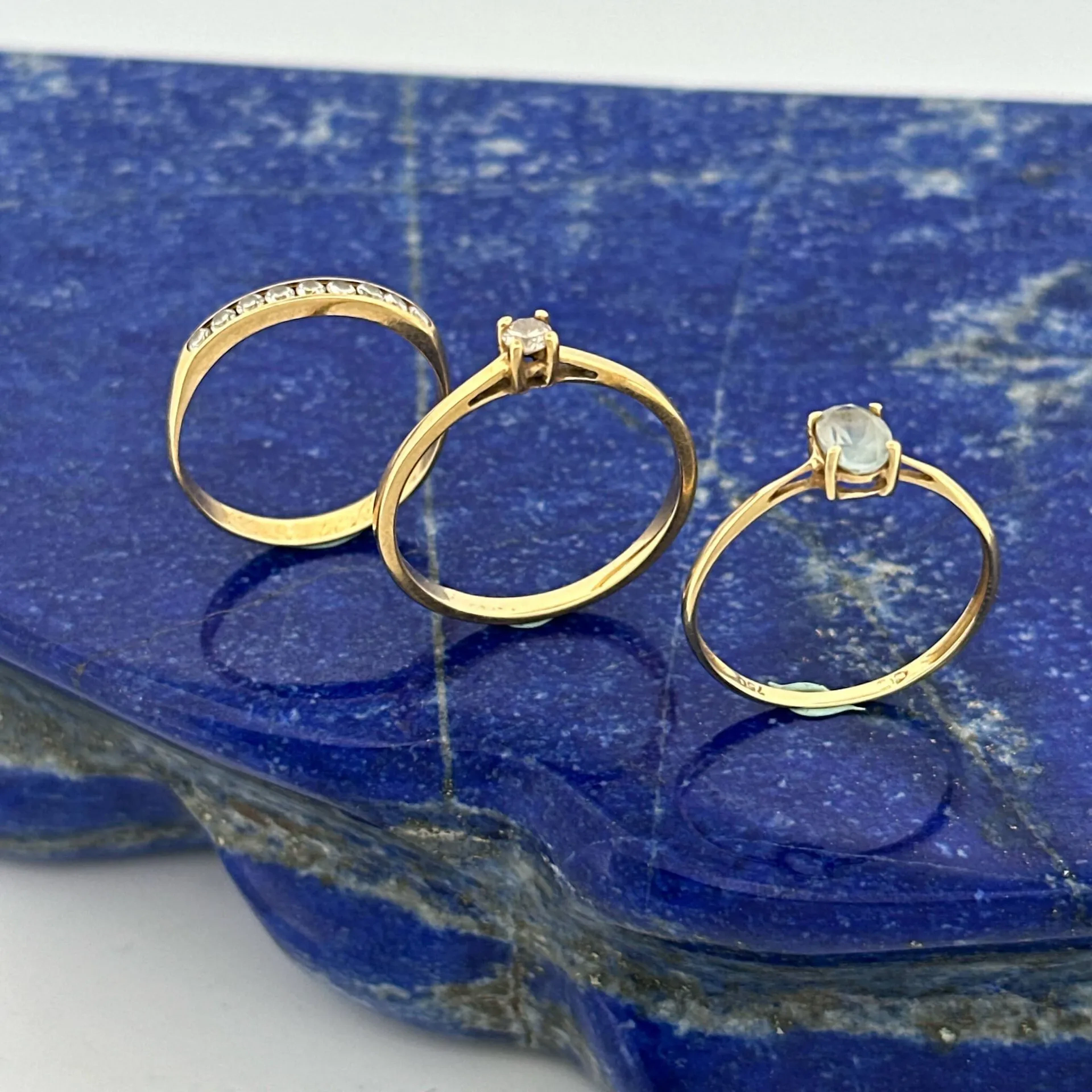 Set of three delicate yellow gold (750) rings set with brill - Lot 285