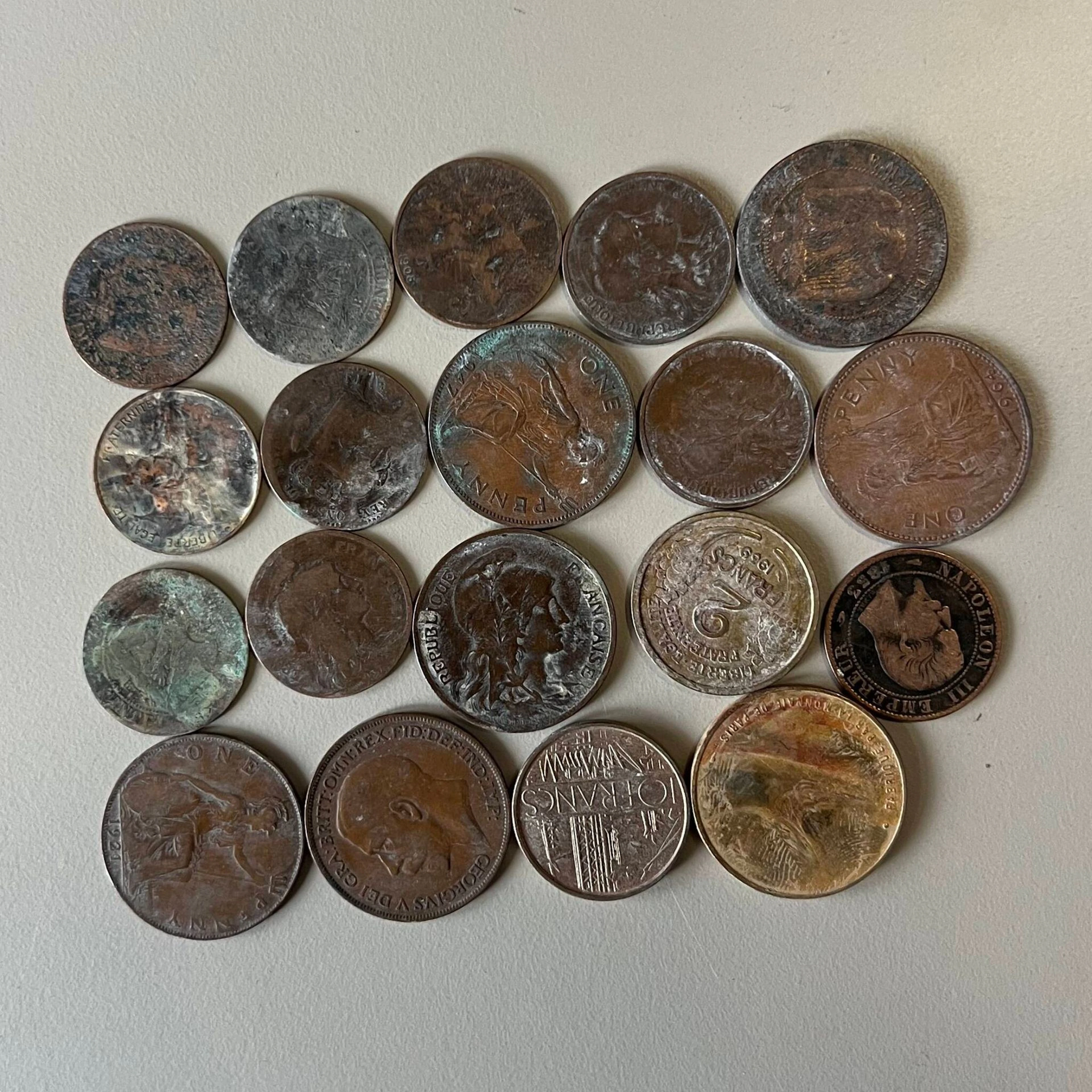 Set of 18 19th- and 20th-century base-metal coins. France an - Lot 47