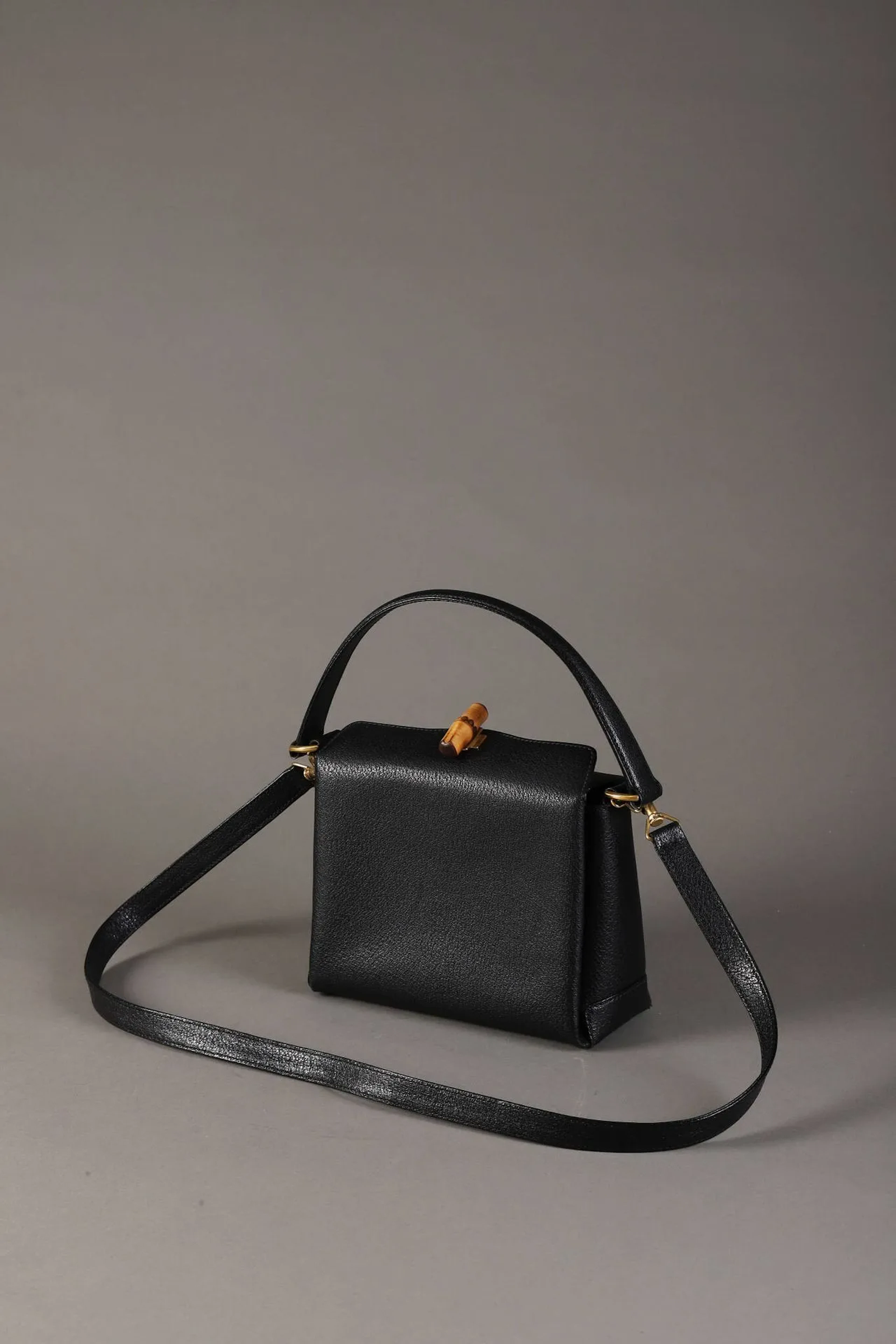 GUCCI Sac porté main ou épaule en pécari noir Bijouterie en métal doré satiné, fermoir en bambou Doublure en agneau noir Bandoulière amovible Étiquette et boite Très bon état, très légers frottements aux angles Dimensions : 23x20x9 cm environ