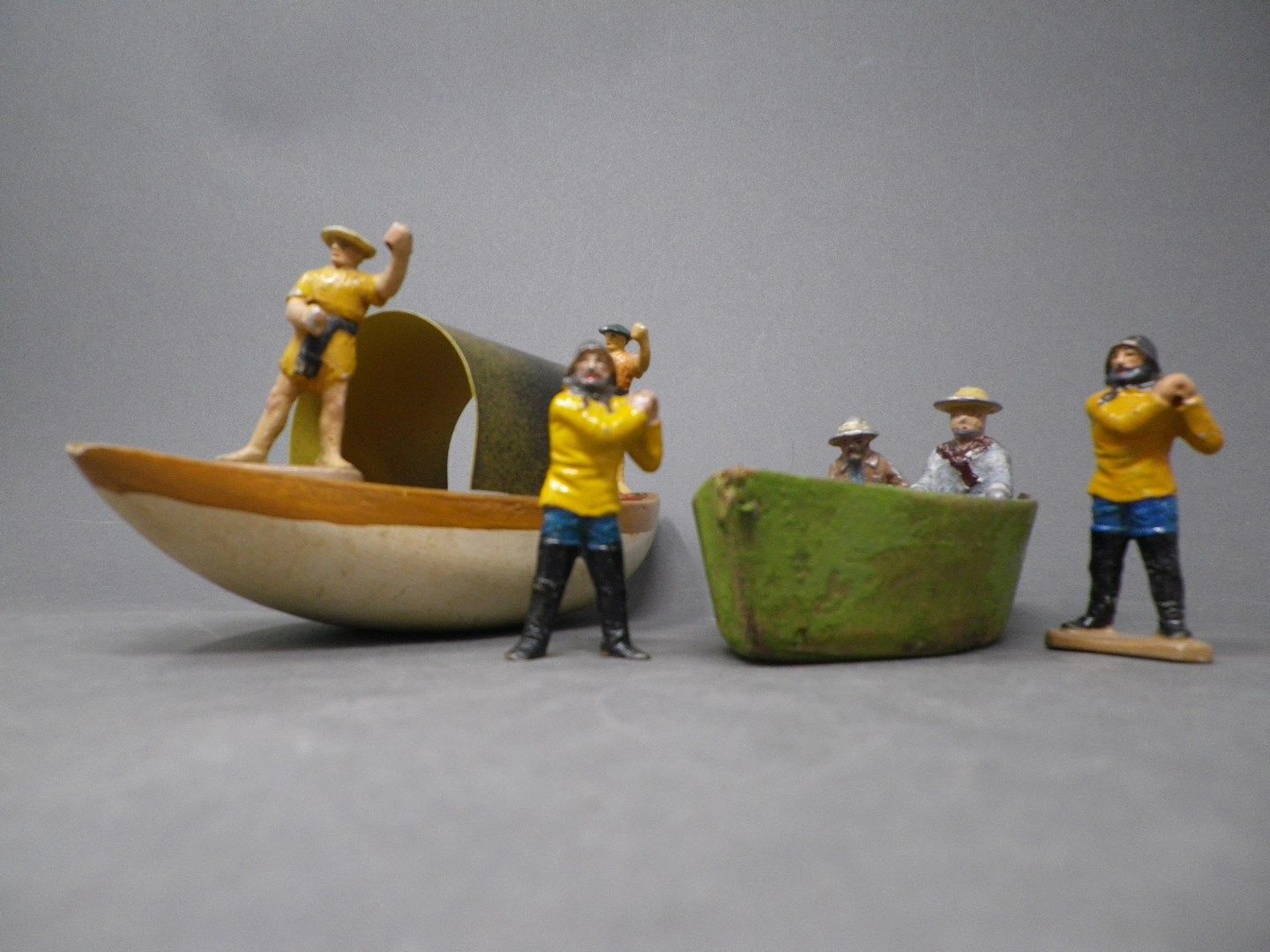 QUIRALU - BARQUE CHAMARE - Tonkinois - Deux figurines avec leur bateau en bois (manque la gaffe), reproduit p. 234 - Pêcheur à la ligne - Figurine avec son bateau en bois, reproduit p. 234 - Bibliographie : Les jouets Quiralu 1933-1964 - R. Alazet - J. Borsarello - H. Giroud - Ed° J. Granchet Paris. Jouets anciens pouvant présenter des manques de peinture, des chocs ou des manques, y compris pour les conditionnements éventuels. Vendu en l'état et sans réclamations.