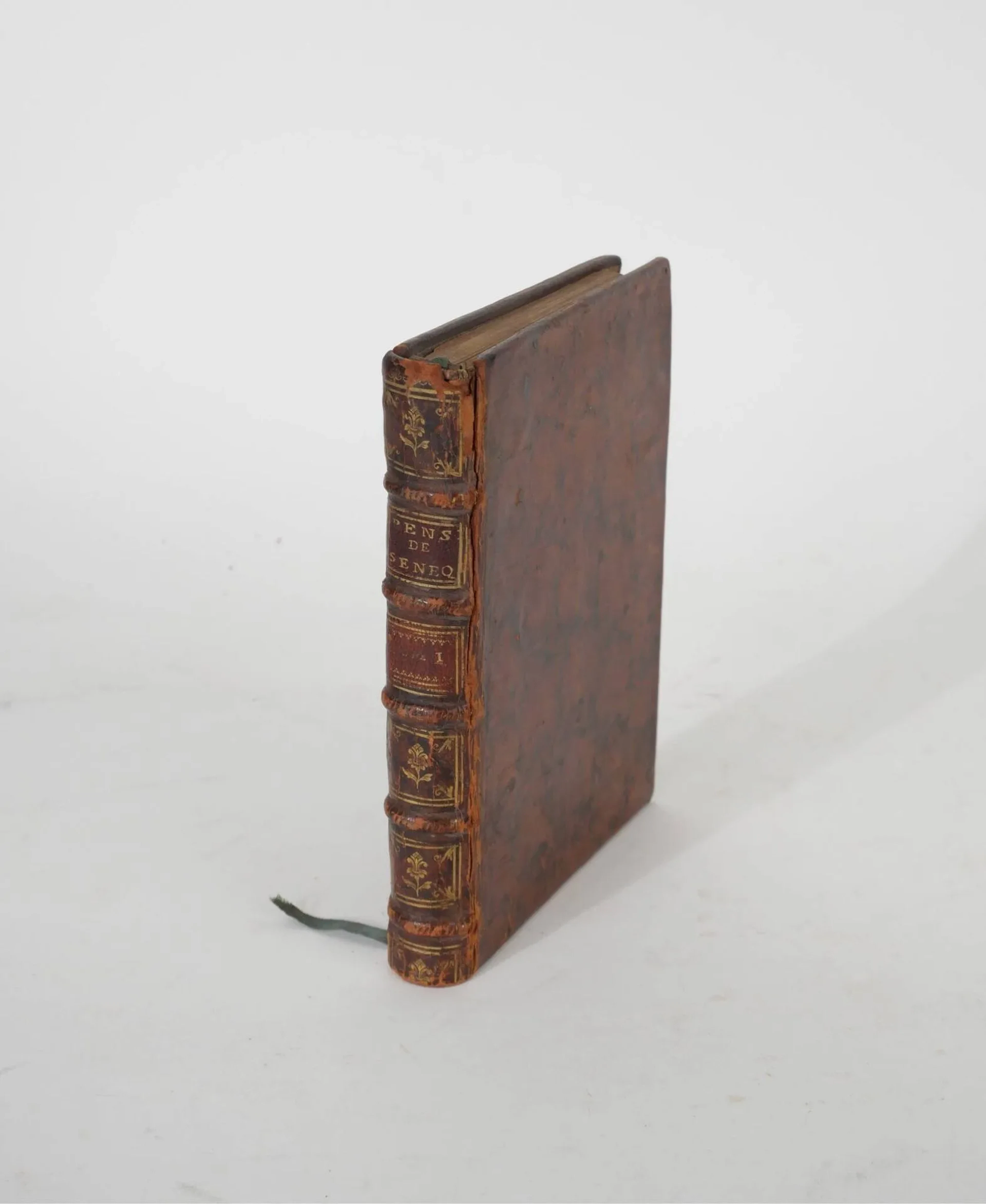 CANISIUS (Petrus). Institutiones christianae seu parvus catechismus catholicorum. Anvers, Christophe Plantin et Philippe Galle, 1589. In-12, édition illustrée d’une gravure à mi-page sur chaque feuillet par Pieter Van der Borcht. Reliure plein veau marbré, dos à 5 nerfs. (Exemplaire incomplet de plusieurs feuillets et réemboîté dans une reliure des Pensées de Sénéque, quelques salissures, taches et petites restaurations, reliure frottée, mors fendus, petit manque à la coiffe supérieure, charnières renforcées)