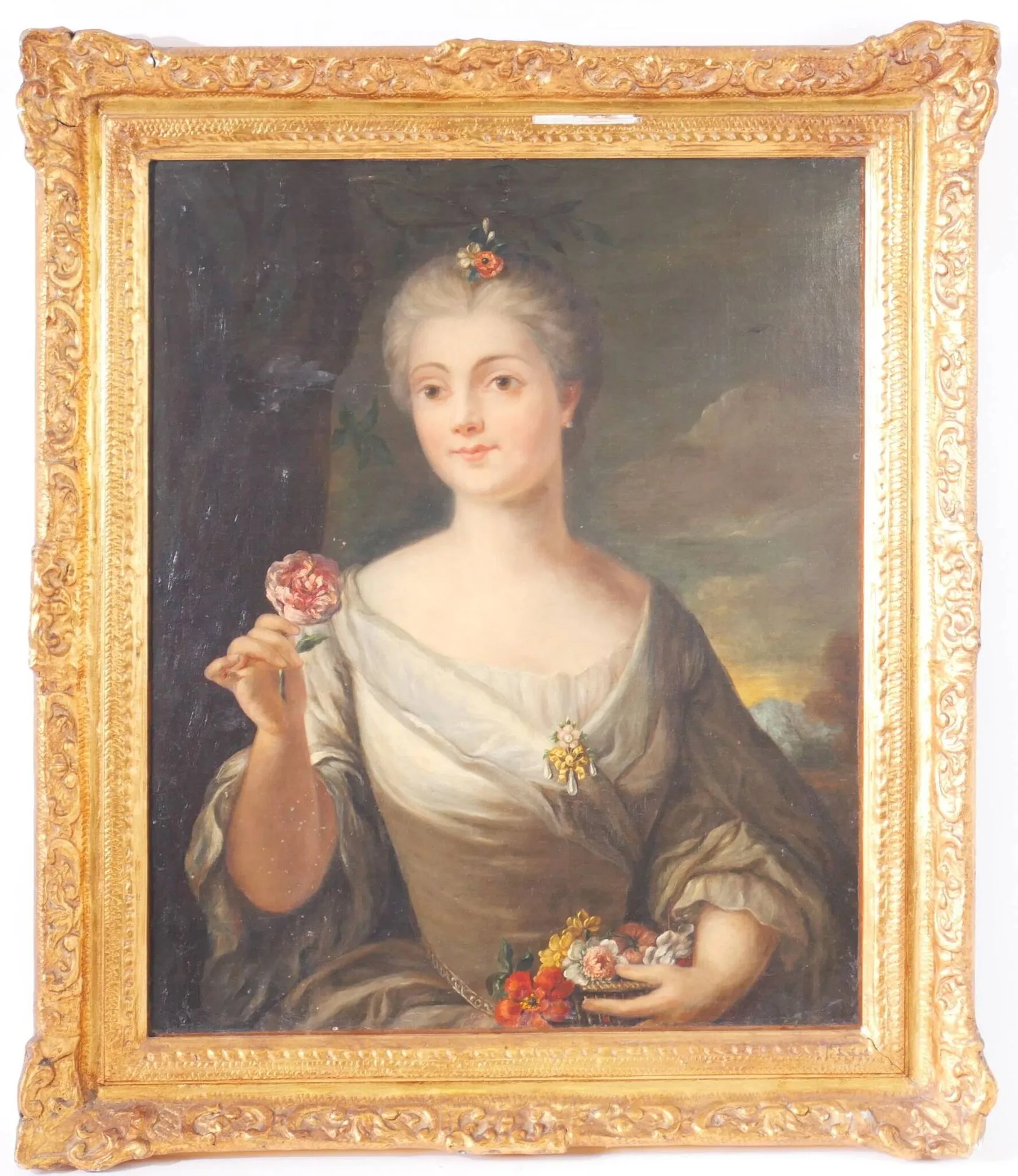 École française du XVIIIe siècle Portrait d'une élégante à la broche et aux fleurs devant un arbre 73 x 60 cm Rentoilé