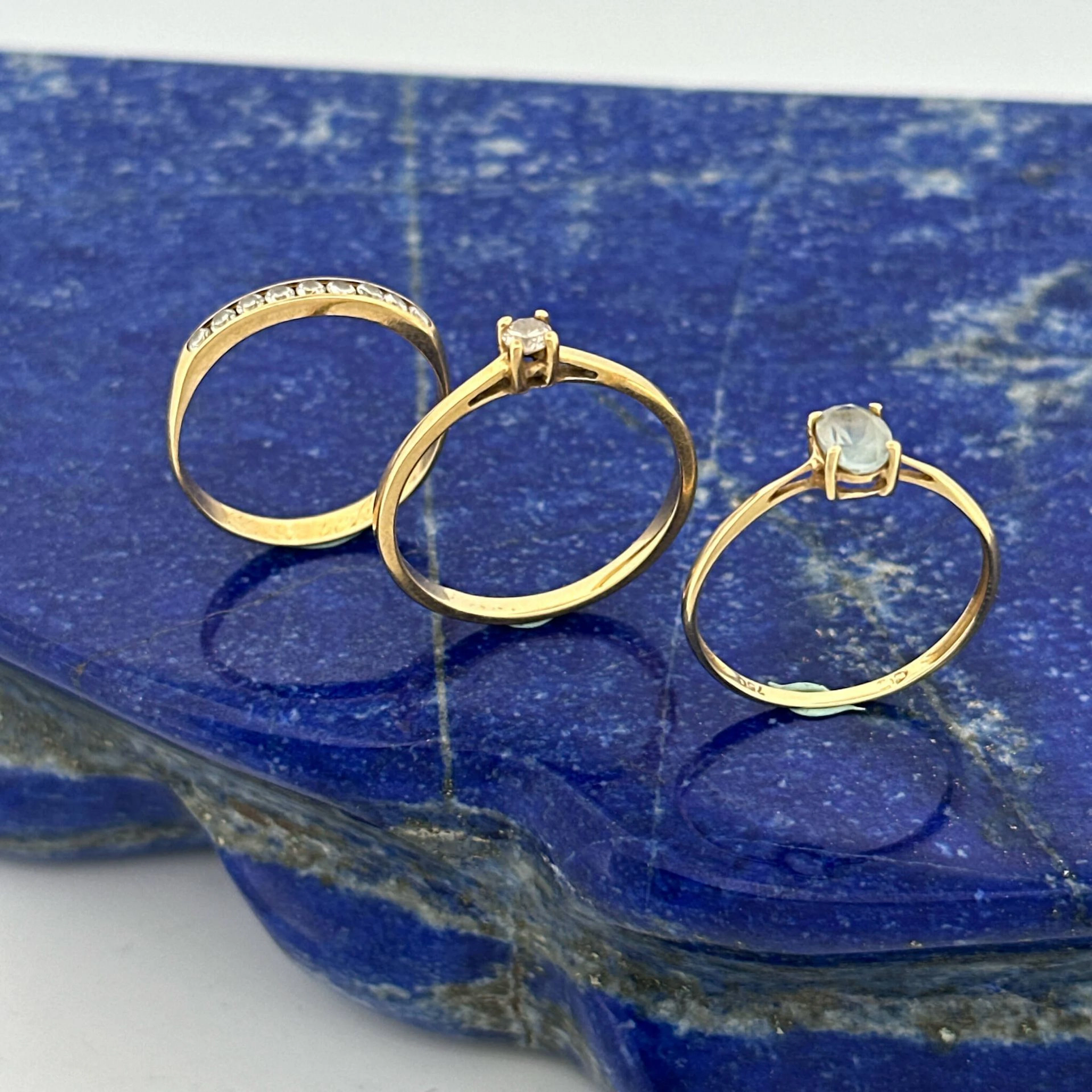 Set of three delicate yellow gold (750) rings set with brill - Lot 285