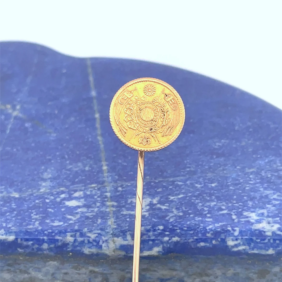 9K (375) yellow gold tie pin, set with a 1-yen Meiji gold co - Lot 195