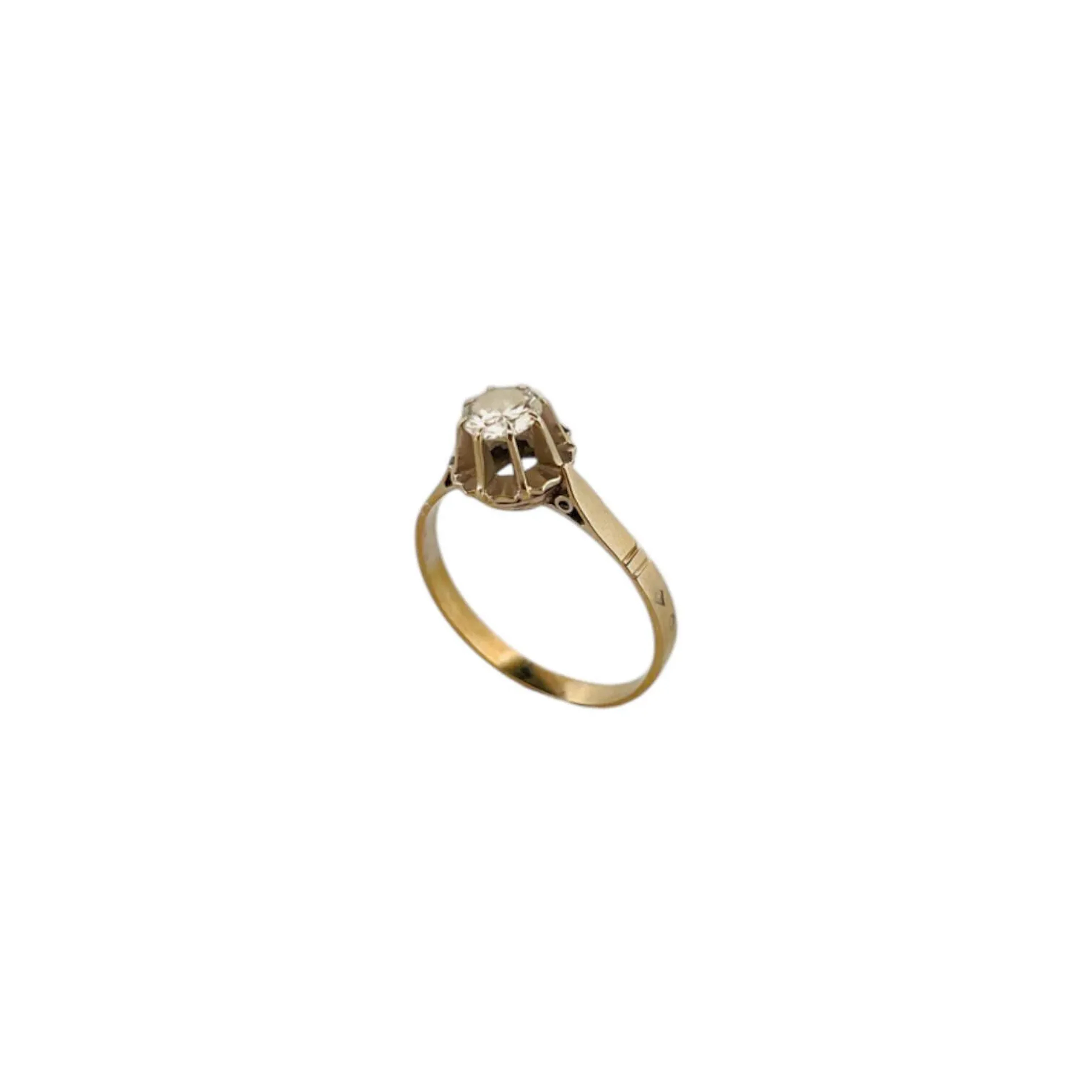 Bague solitaire en or gris 18K (750) retenant un diamant rond de taille moderne. Dimensions du diamant : 5.4 x 5.4 x 2.9 mm. Tour de doigt : 60 - Poids brut : 2.42 g.