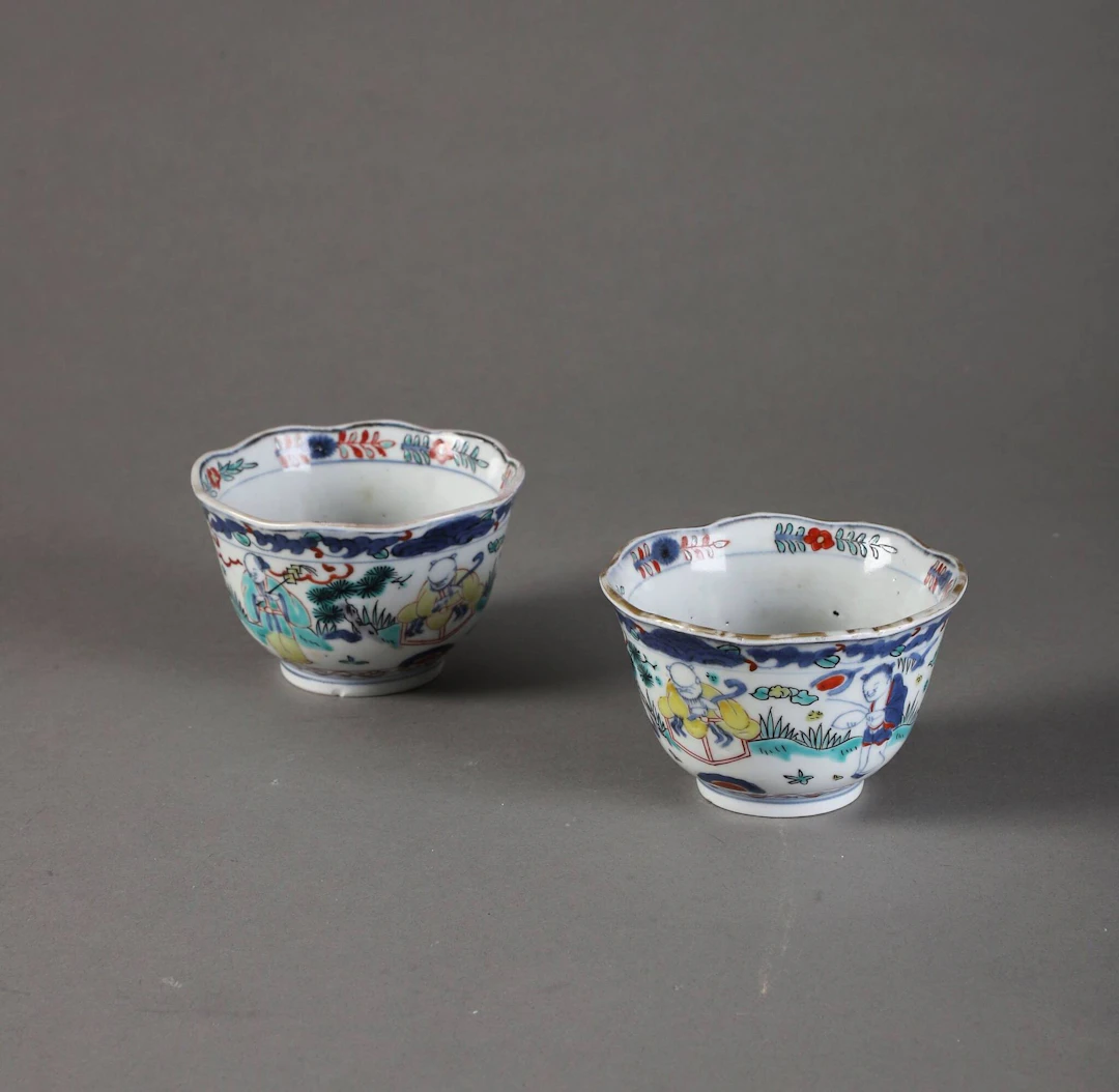 Pair of Doucai porcelain bowls decorated with figures in a l - Lot 184