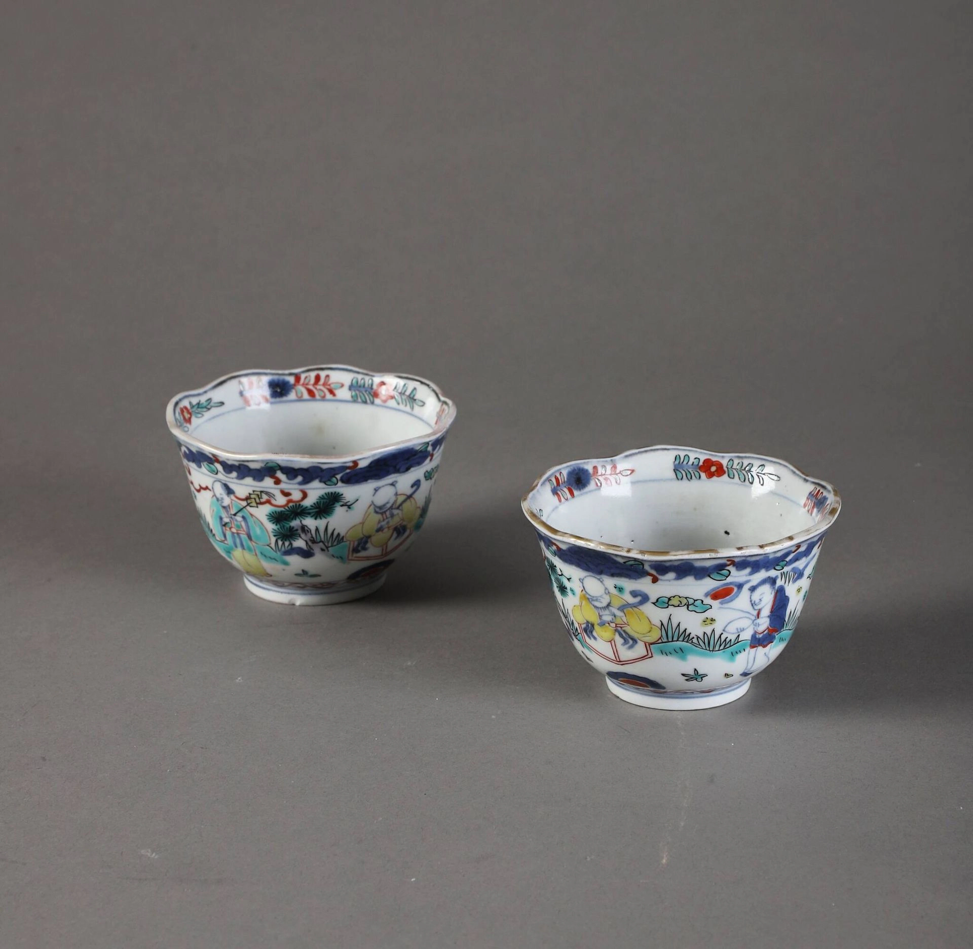 Pair of Doucai porcelain bowls decorated with figures in a l - Lot 184