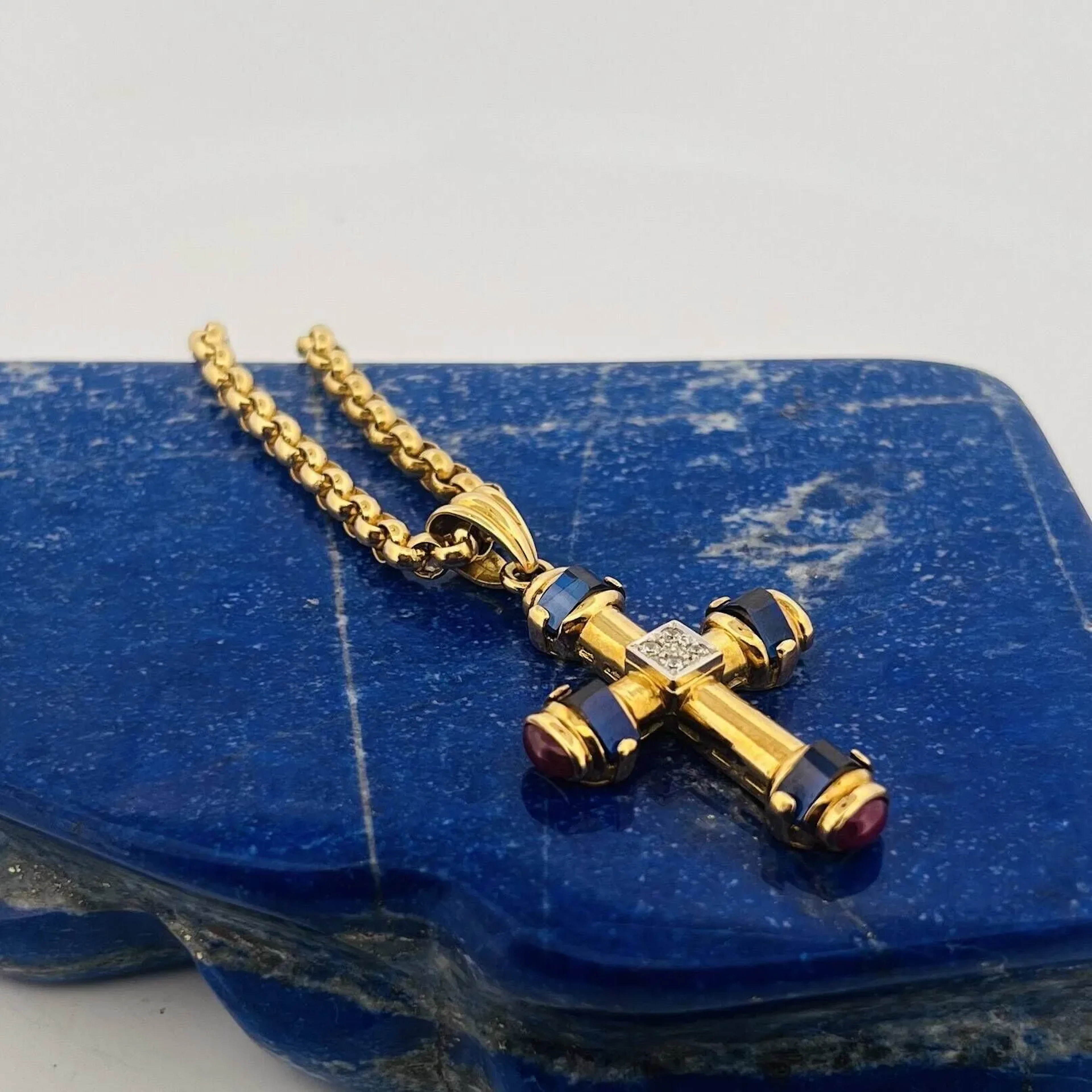 "Cross" pendant and matching yellow gold (750) chain set wit - Lot 234