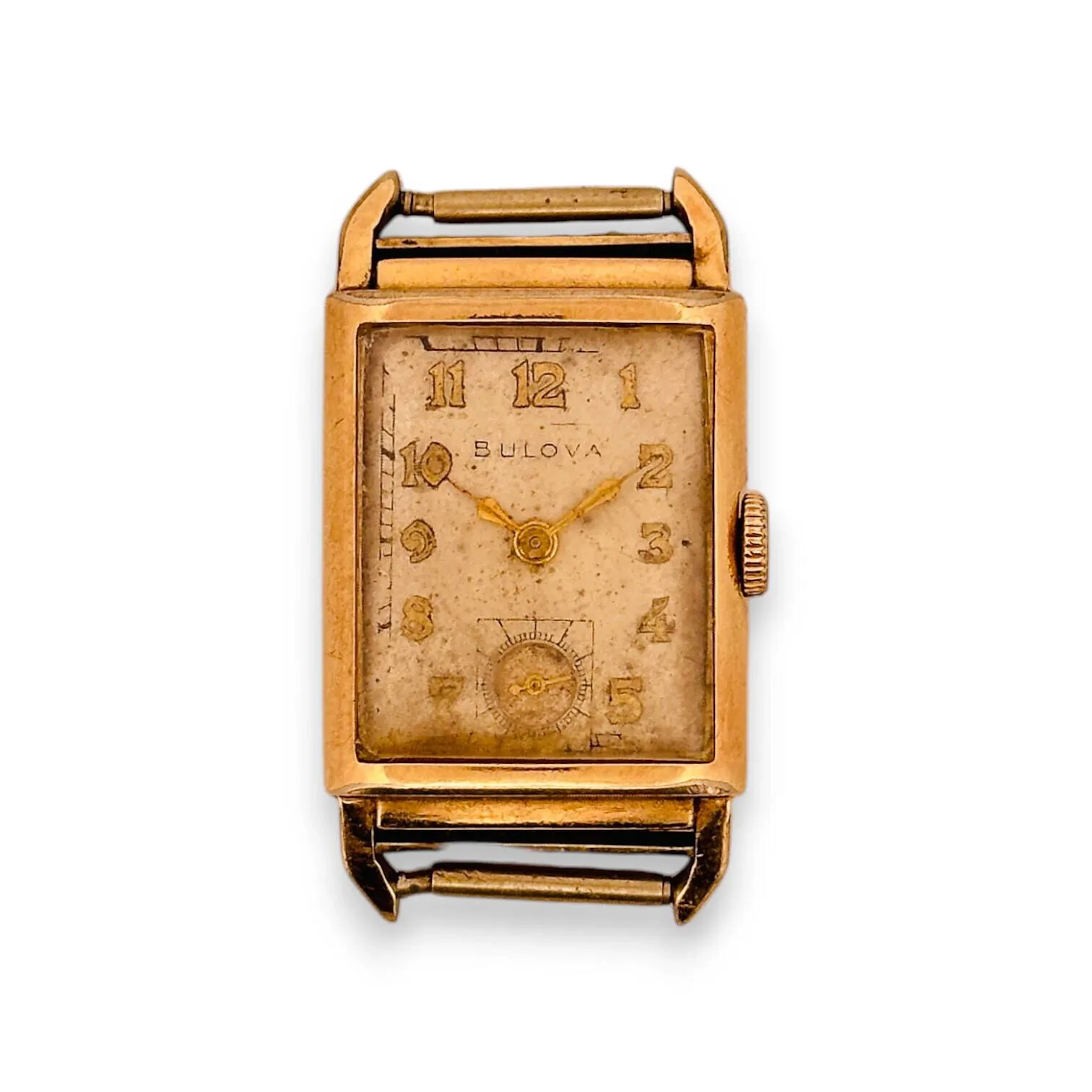 BULOVA N° 1292883 Boitier de montre rectangulaire en plaqué or, cadran crème, index chiffres romains pour les heures, sous cadran à 6 h, chemin de fer. Mouvement mécanique à remontage manuel. Dim. : 32 x 20 mm En l'état
