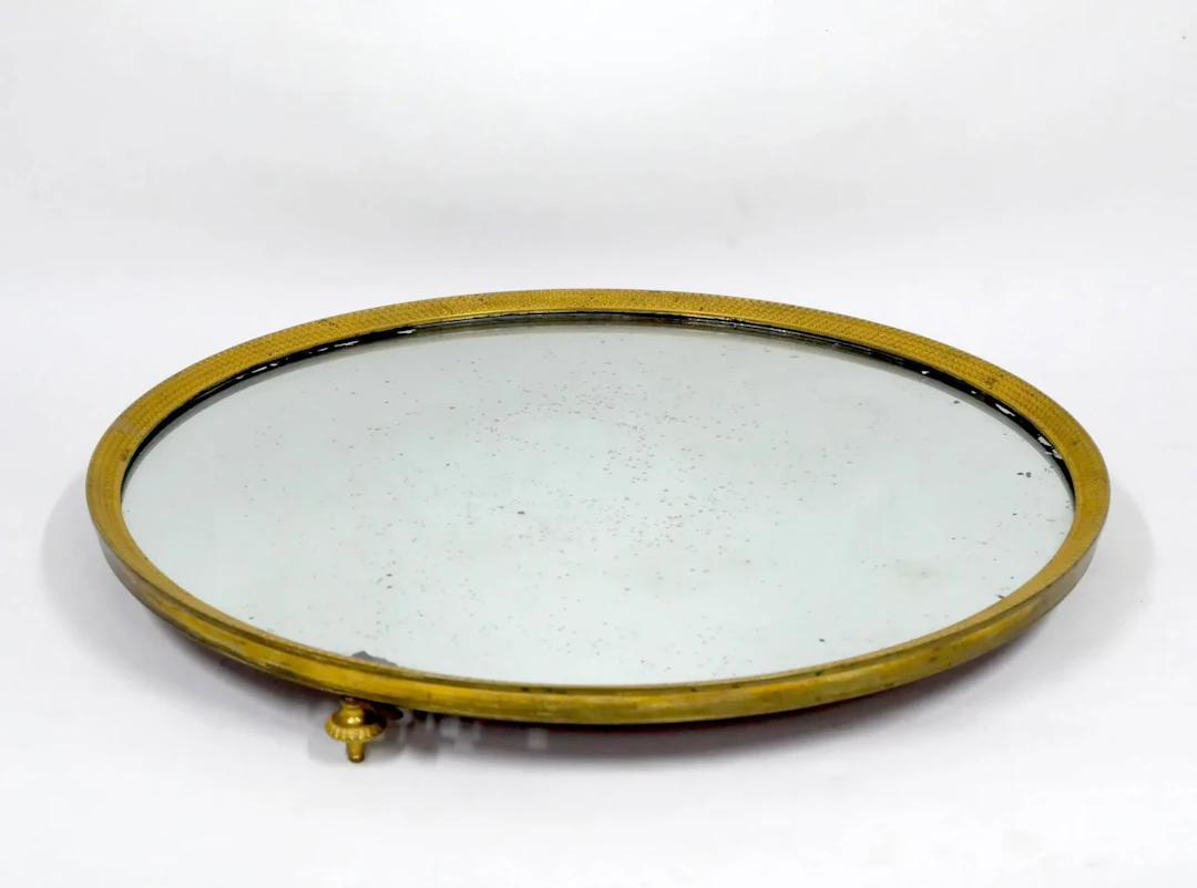 Round mirrored centerpiece surrounded by a frieze of round m - Lot 282