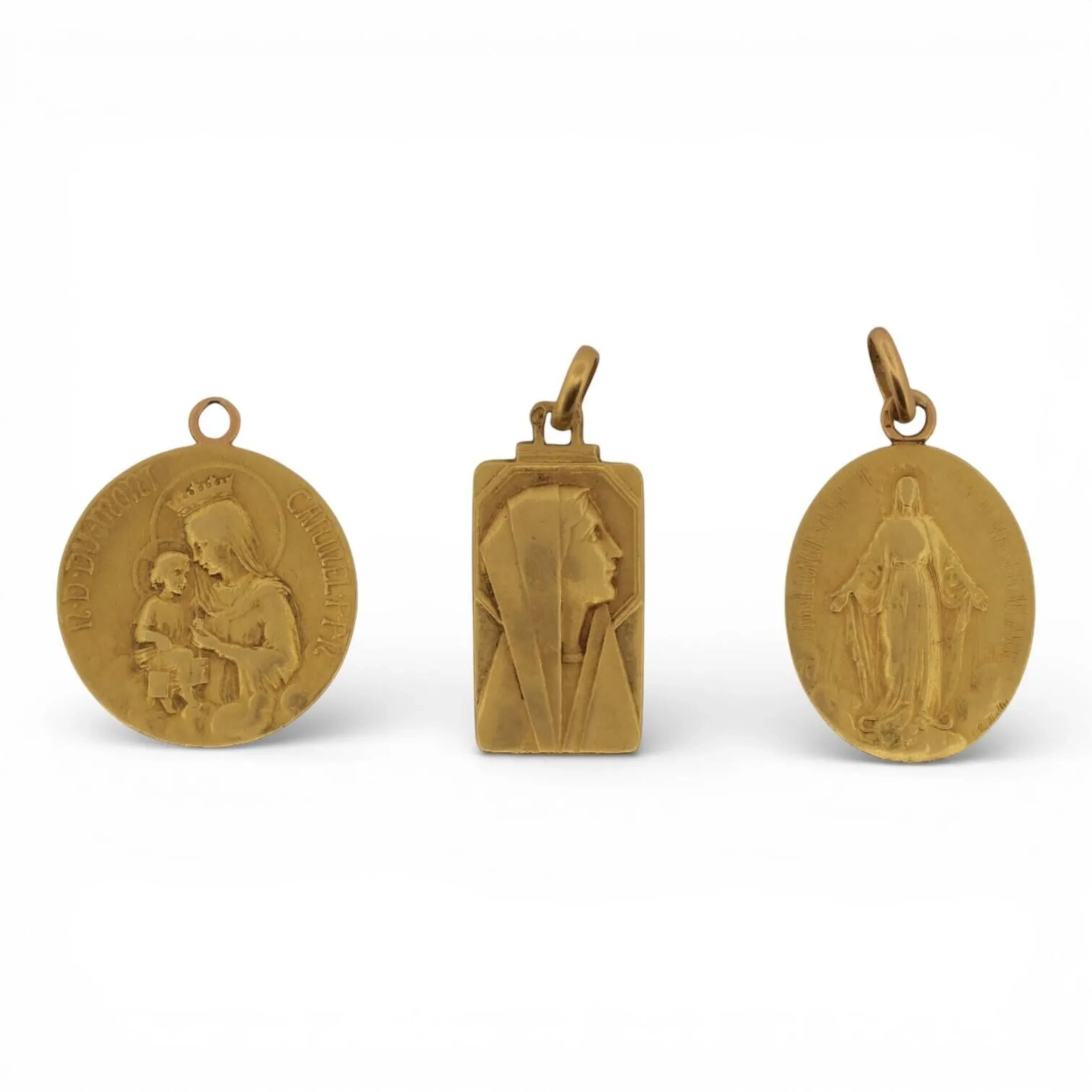 Suite de trois médailles religieuses en or jaune 18K (750). Poids total : 10.37 g.