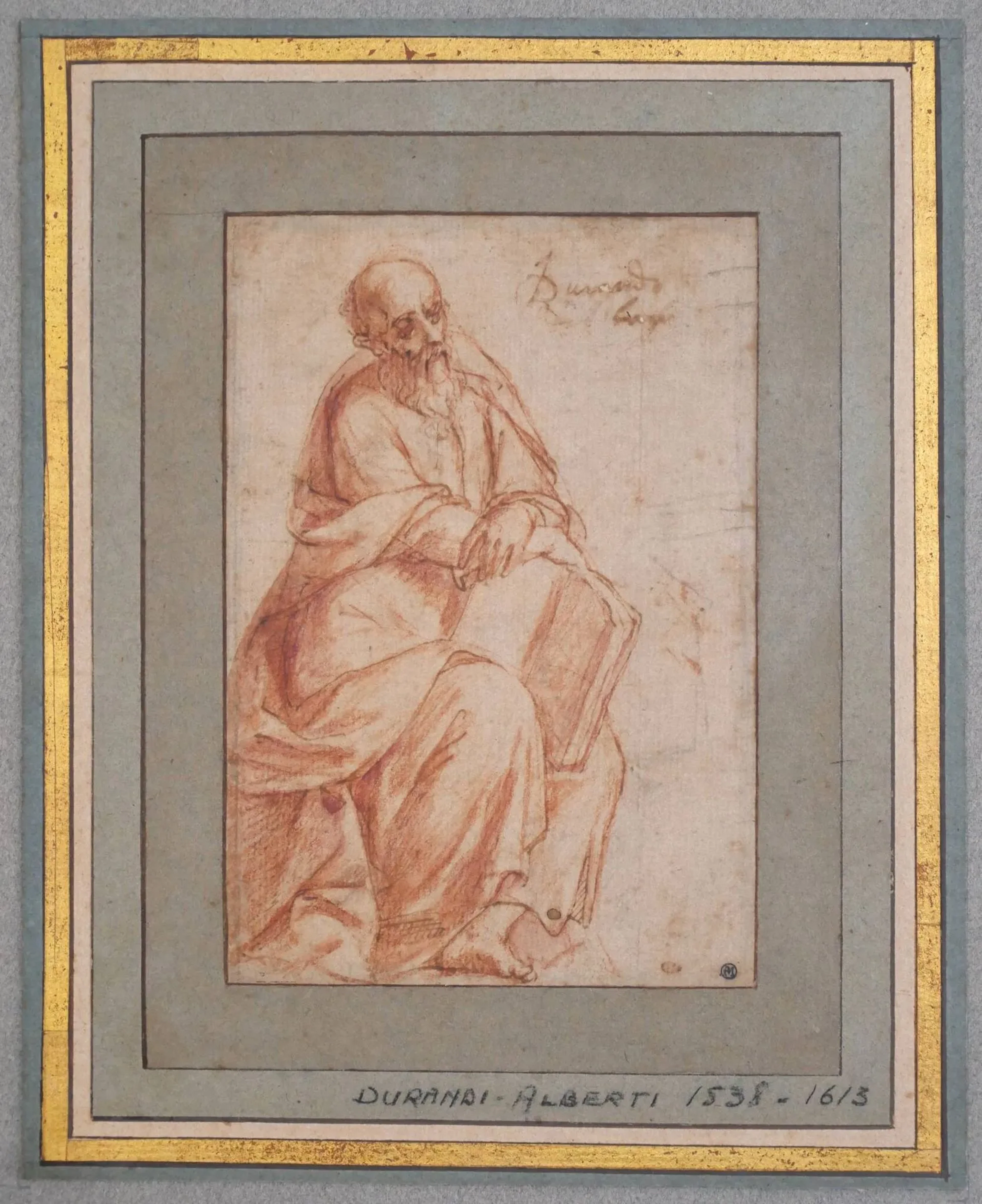 Attribué à DURANTE, Alberti (1556-1613) Personnage au livre [Évangéliste en méditation] Sanguine 145 x 100 mm. Signé en haut à droite et deux cachets de collection. Provenance : Collection Pierre-Jean Mariette (L. 2097) ; Rémi Valdemar Chardey (1813-1900); vente, Le Havre, 14-16 mai 1877, n° 232 : « Alberti (Durante). Evangéliste(collection Mariette) » ; Acquis par Julius de Payer (1841-1842- 1915), son paraphe au verso du montage à la plume et encre brune ; Alice de Payer, Fécamp ; Jef Friboulet (1919-2003), Yport ; Collection Paul et Florence Vercier (L. 3607), n°2484 Bibliographie : Pierre Rosenberg, Les dessins de la collection Mariette, Écoles italiennes et espagnoles, 2019, Paris, I, p. 56, n°I 14