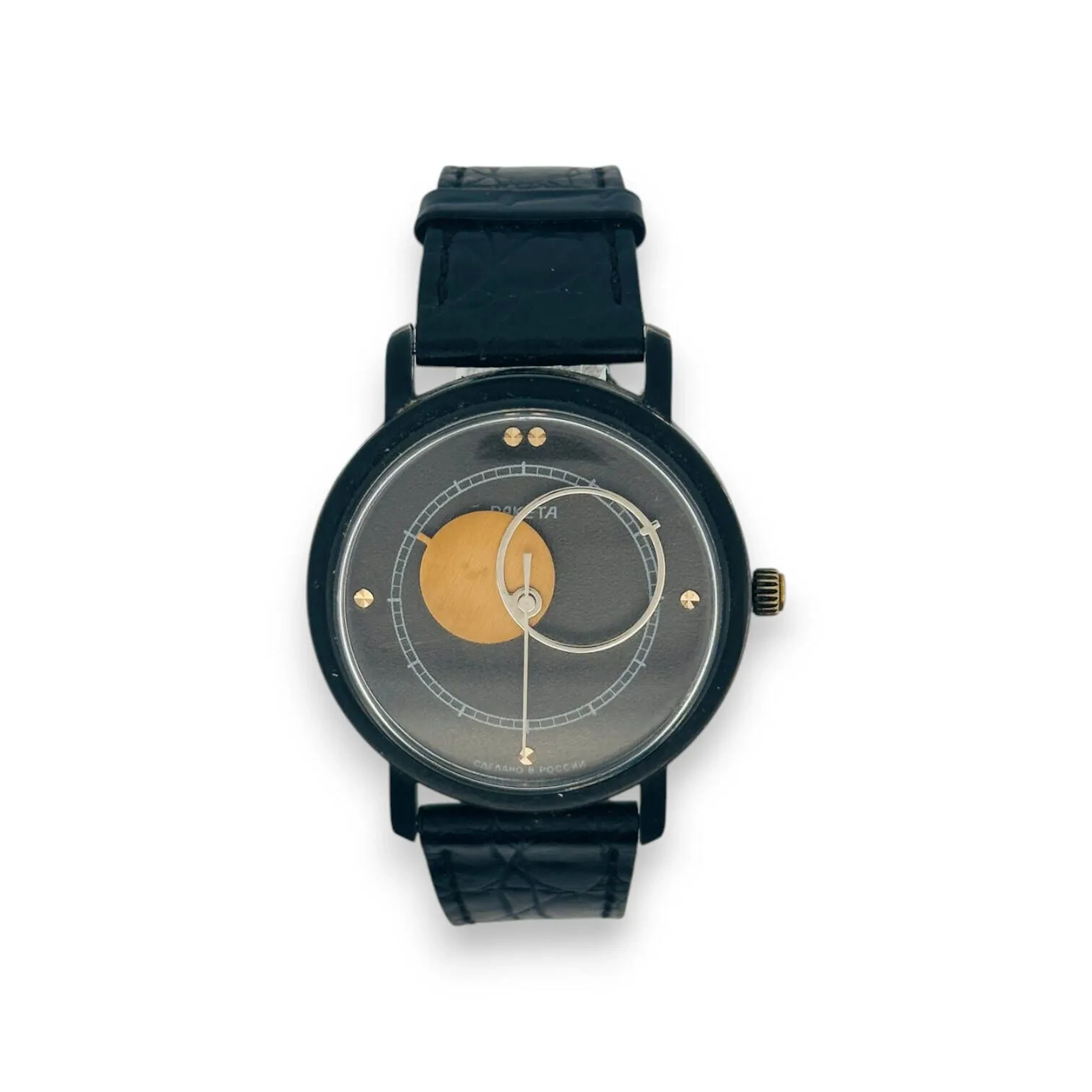 RAKETA Montre bracelet pour homme, boitier en acier et métal noir, cadran noir, les aiguilles formés par deux cercles imbriqués, mouvement mécanique, bracelet en cuir noir à boucle ardillon (accidents). Diam. : 35 mm.