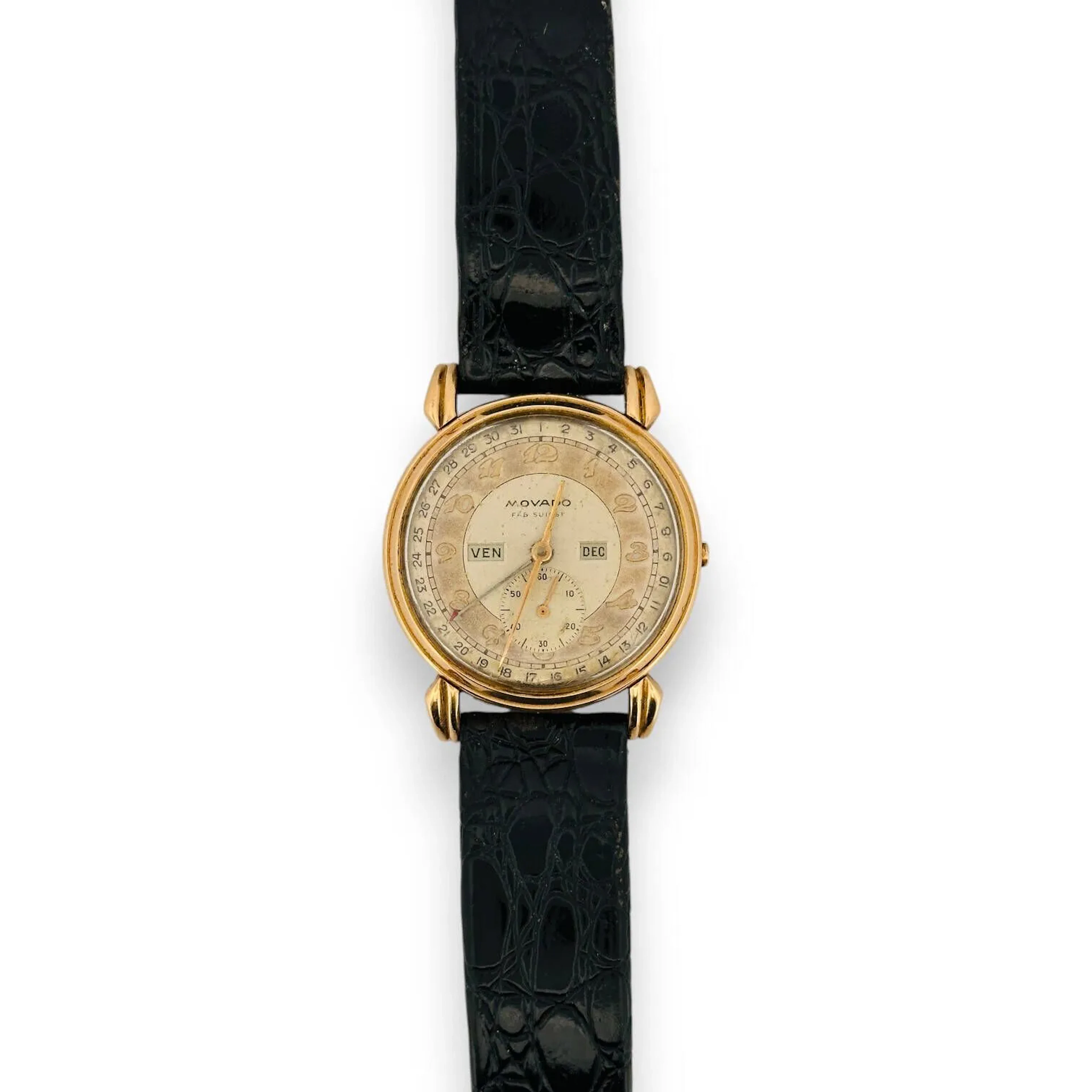 MOVADO Calendograph Vers 1960 N° 491335 Ref 4820 Montre bracelet pour homme en or jaune 18k (750), cadran deux tons, index chiffres arabes formant les heures, jours mois date par guichet, trotteuse à 6h, mouvement à remontage mécanique, bracelet cuir (usé). Manque le remontoir. Cadran boitier mouvement signé. Diamètre 34 mm. Poids brut 44,9 g