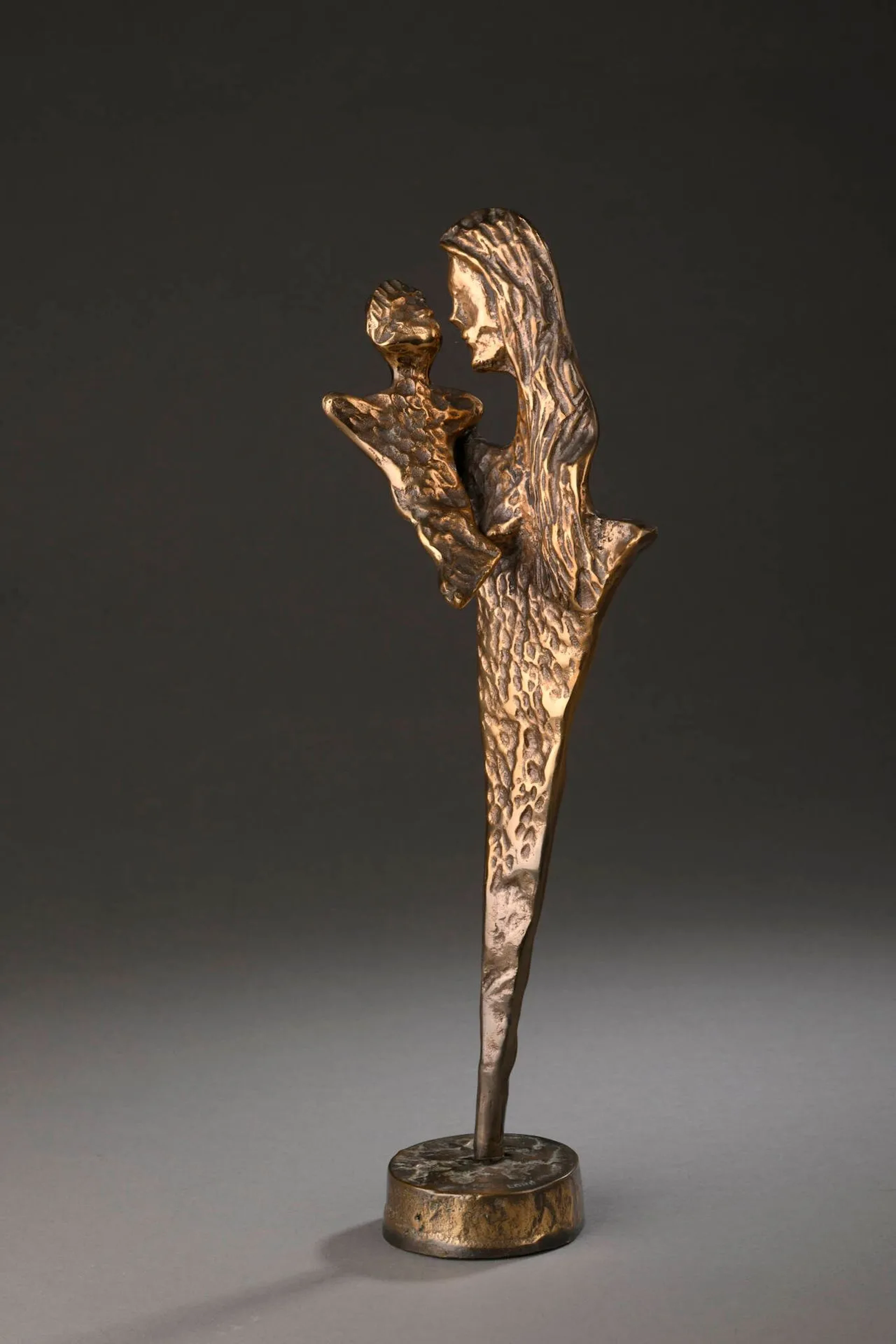 Yves Lohé (né en 1947j Maternité Épreuve en bronze à patine argentée. Haut : 37 cm