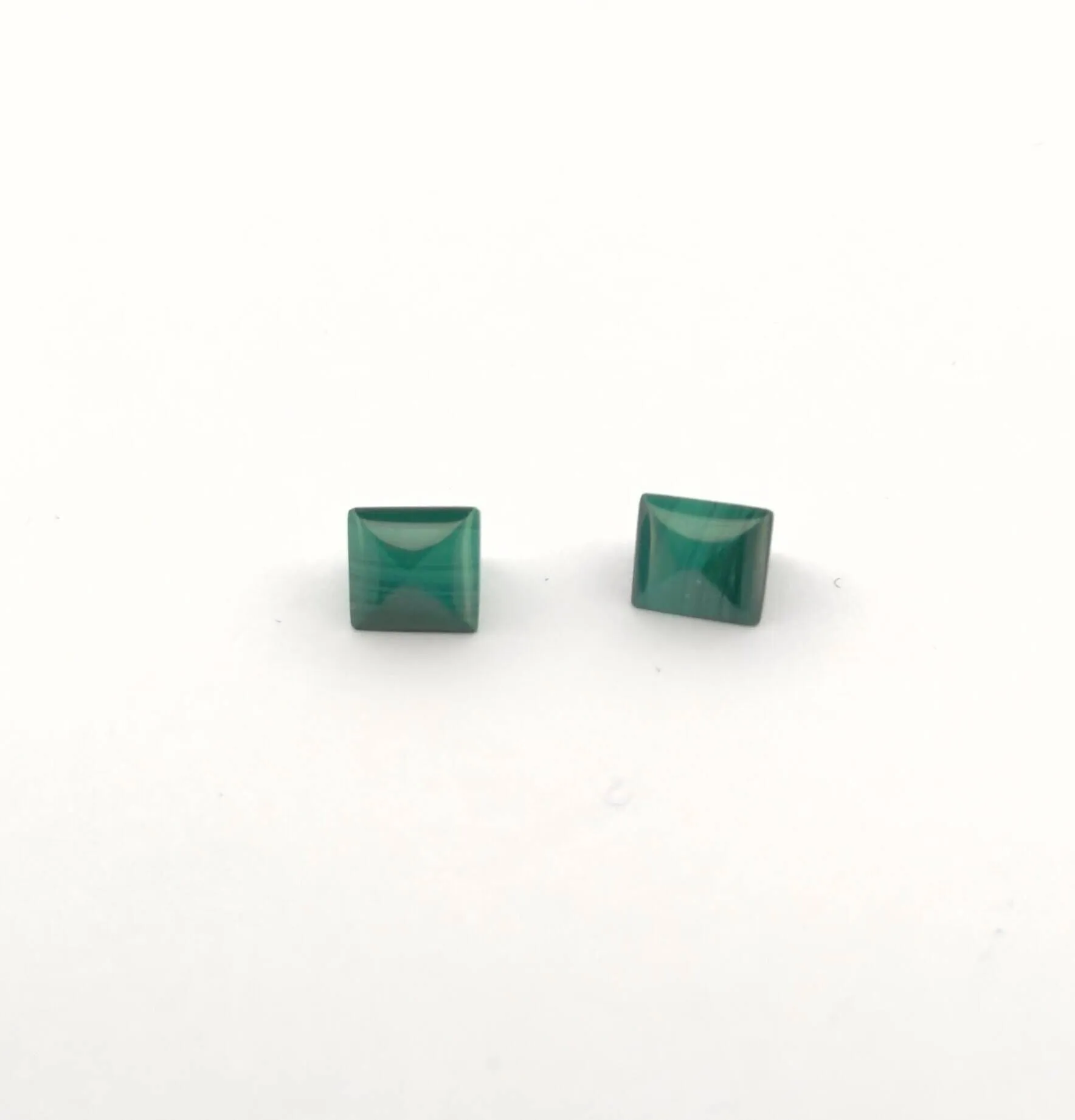 Pairing of two suiffé malachite cabochons on paper. Republic - Lot 66