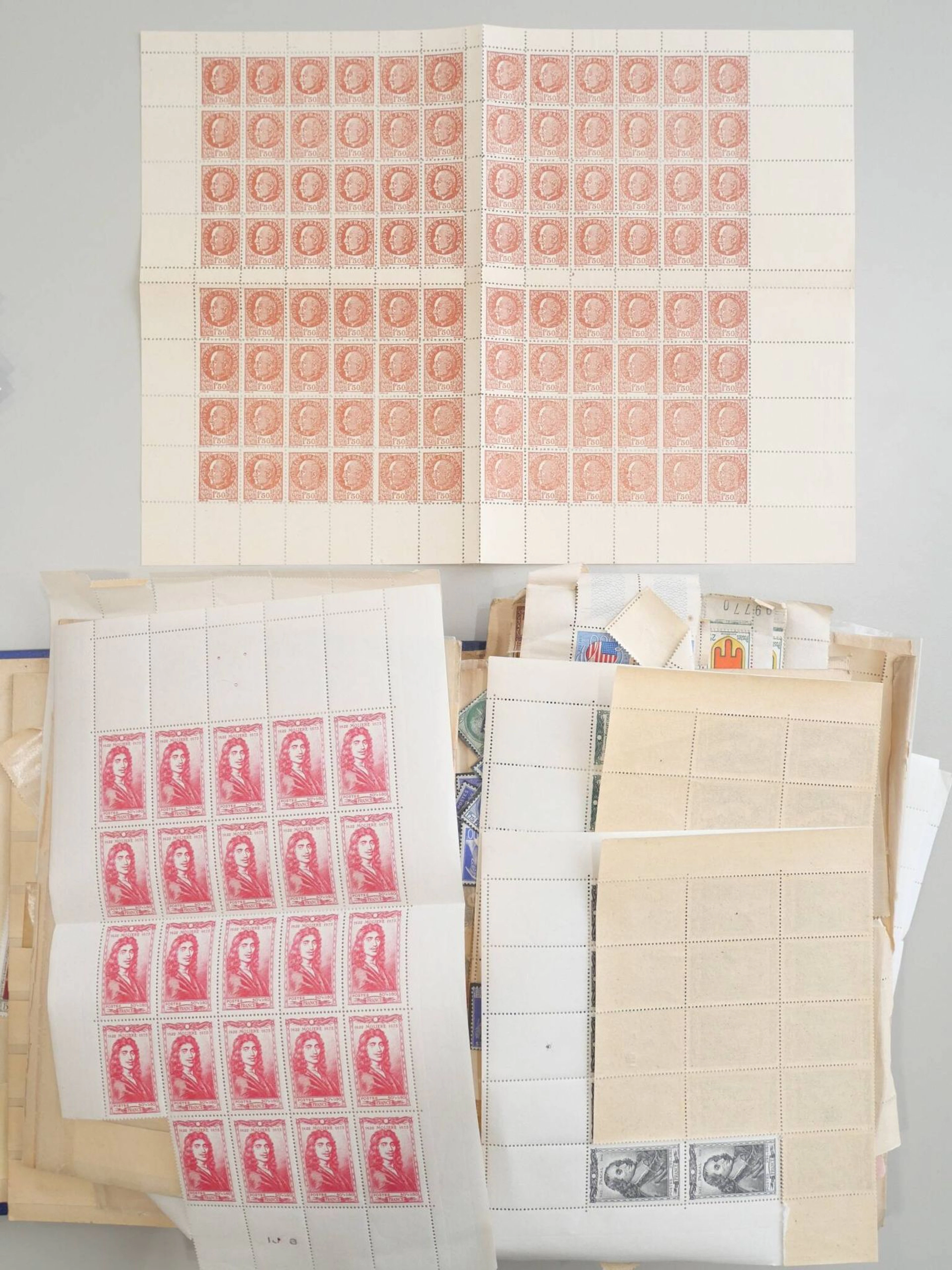 A stamp album of semi-modern French stamps (mainly from the - Lot 51