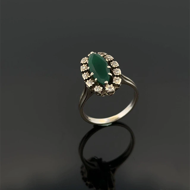 White gold (750) "marquise" ring set with a navette-cut chry - Lot 291