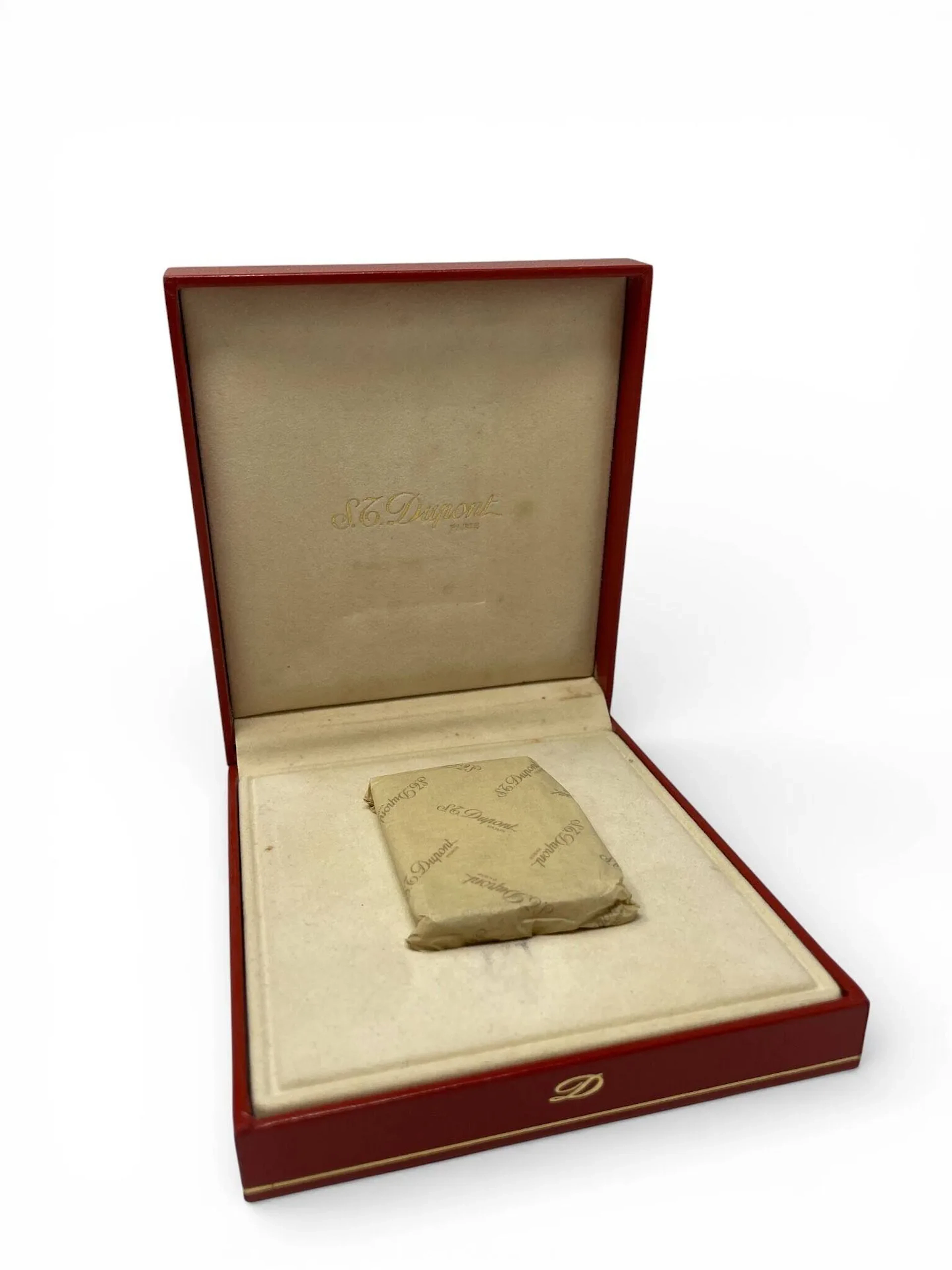 S.T. DUPONT Briquet, gamme L2, modèle Gatsby. Dans son écrin signé, avec sa facture d'achat (oct. 1996), avec sa carte de garantie et ses papiers. Oxydations et usures.