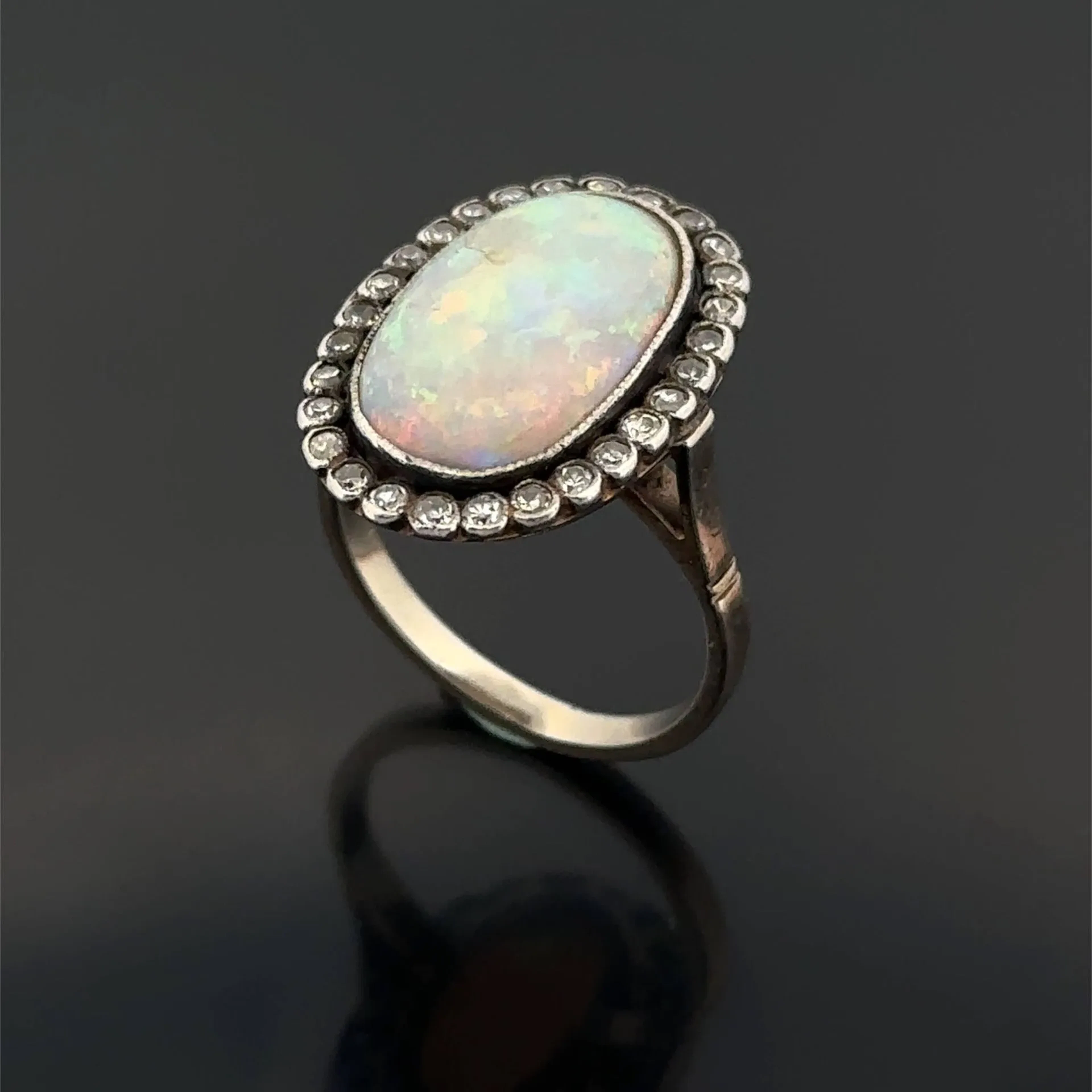 Oval ring in white gold (750) and platinum (min. 800) set wi - Lot 268