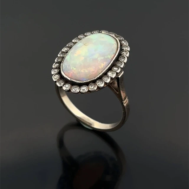 Oval ring in white gold (750) and platinum (min. 800) set wi - Lot 268