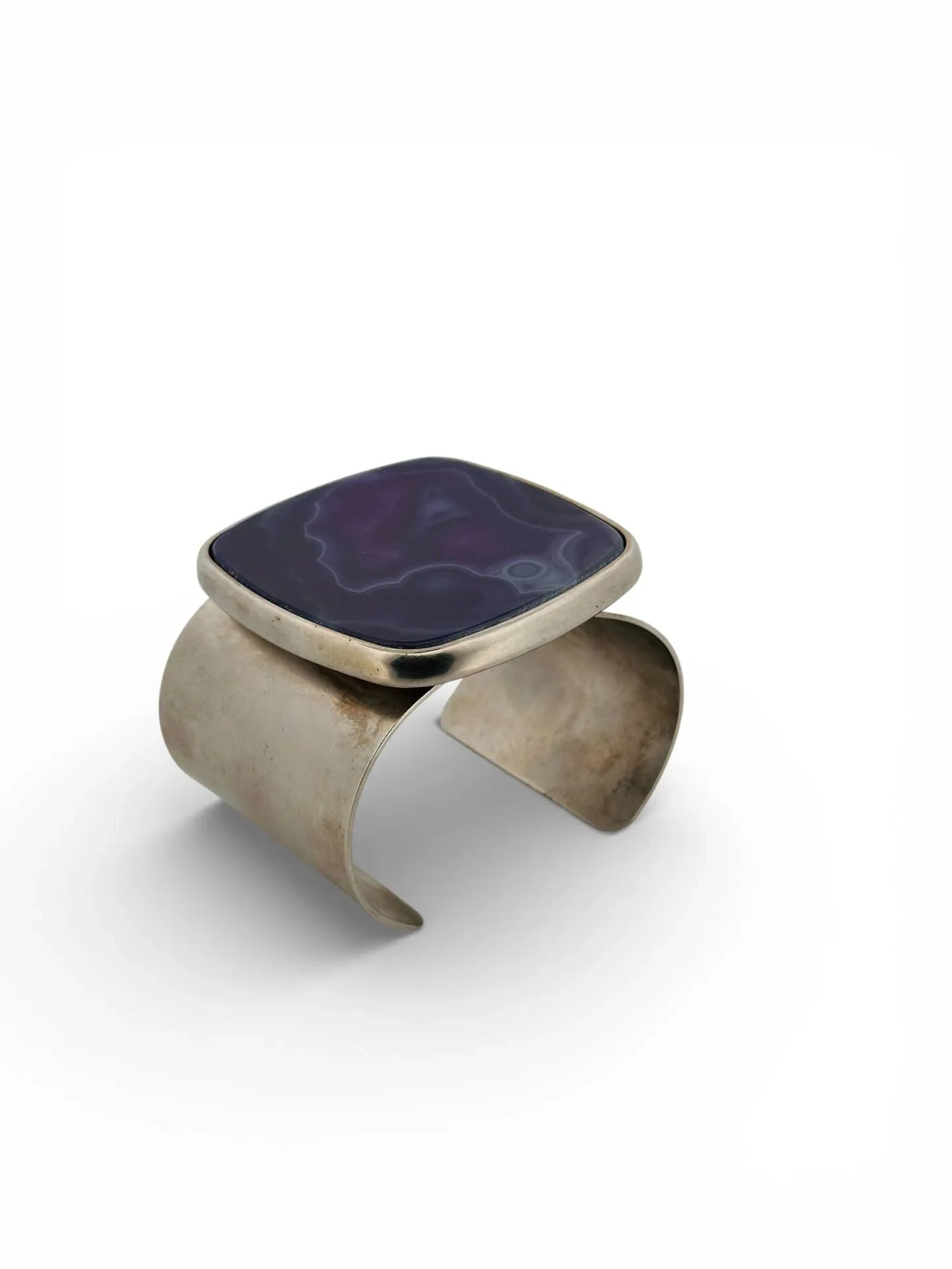 CHANEL par Karl LAGERFELD (1983 - 2018), 2012 Bracelet manchette en métal argenté serti d'une importante agate violette. Rayures, usures et légers manques Motif : 6,7 X 6 cm Signé
