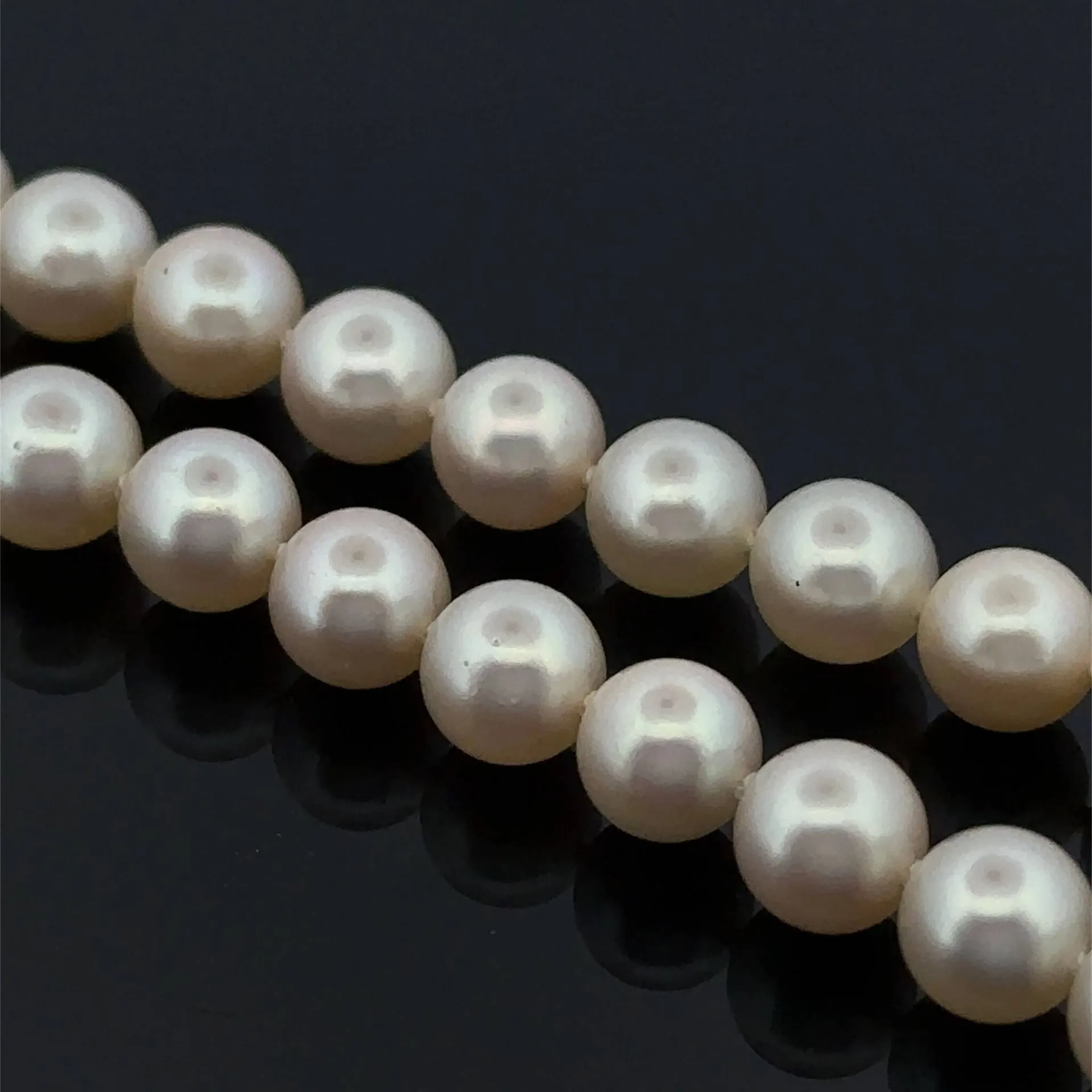 "Draped" necklace consisting of two rows of cream-colored cu - Lot 256