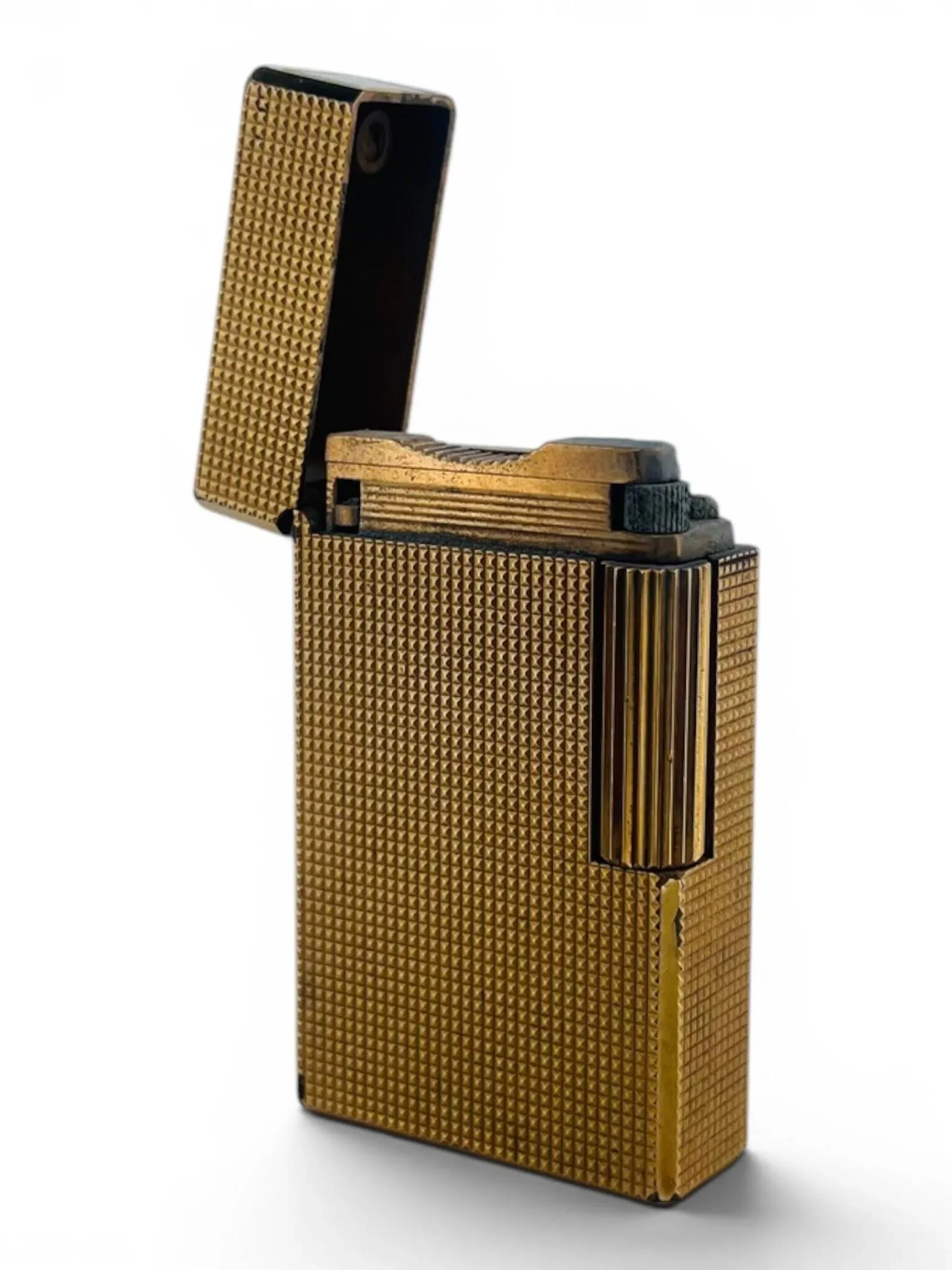S.T. DUPONT Briquet réglable grand modèle en métal doré à décor en pointes de diamant. Signé et numéroté sur le dessous "RG2G48" Dim. 58 x 35 x 14 mm Petites rayures
