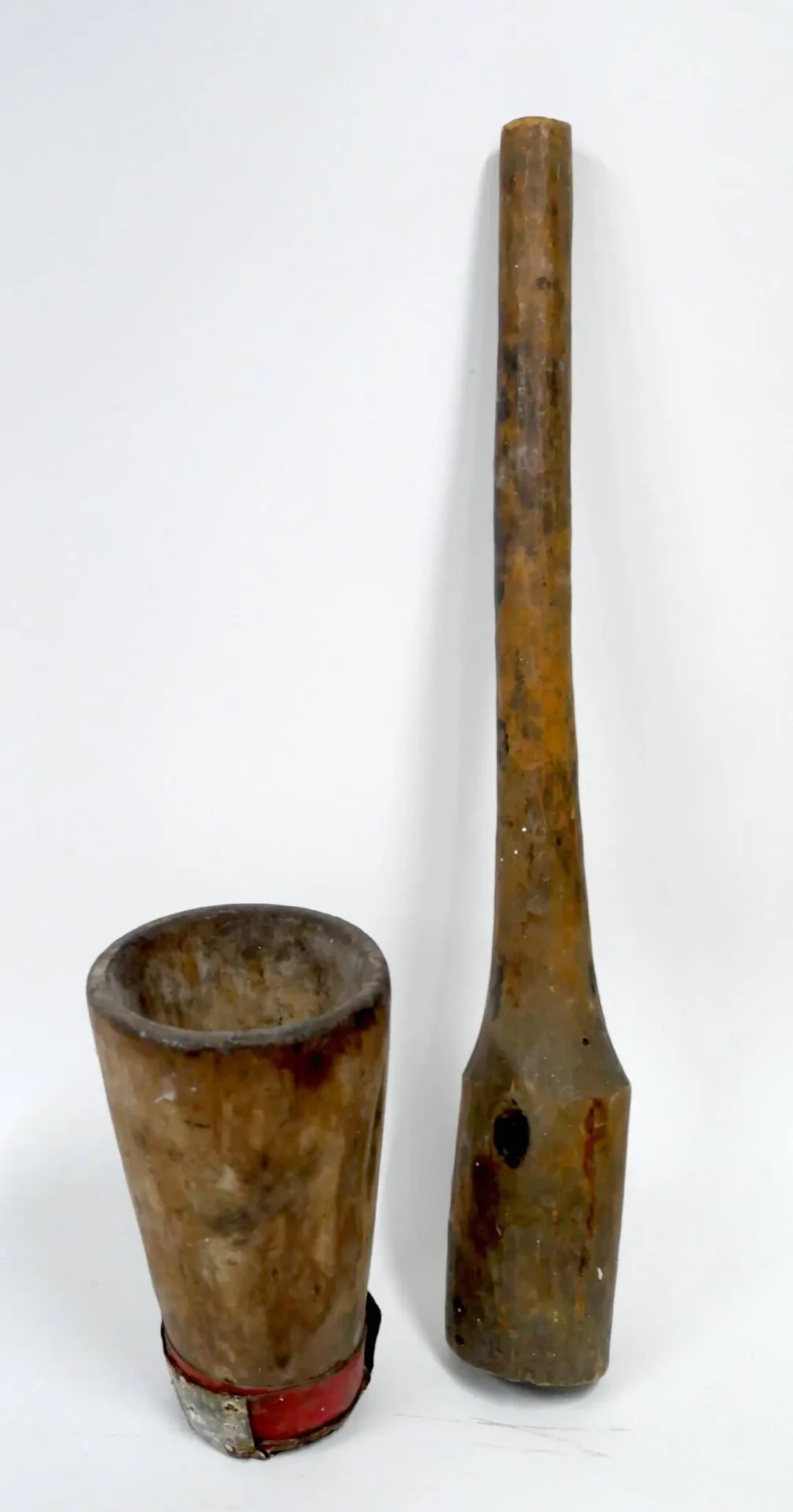 Mortar and pestle in wood, metal reinforcement - Lot 110