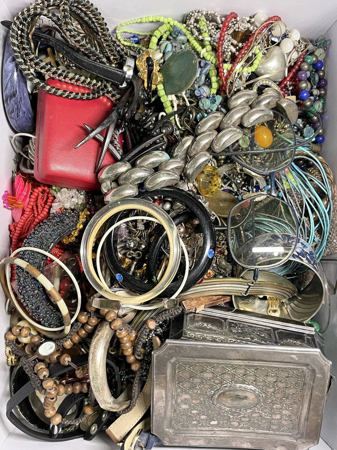 Large lot of costume jewelry. - Lot 374
